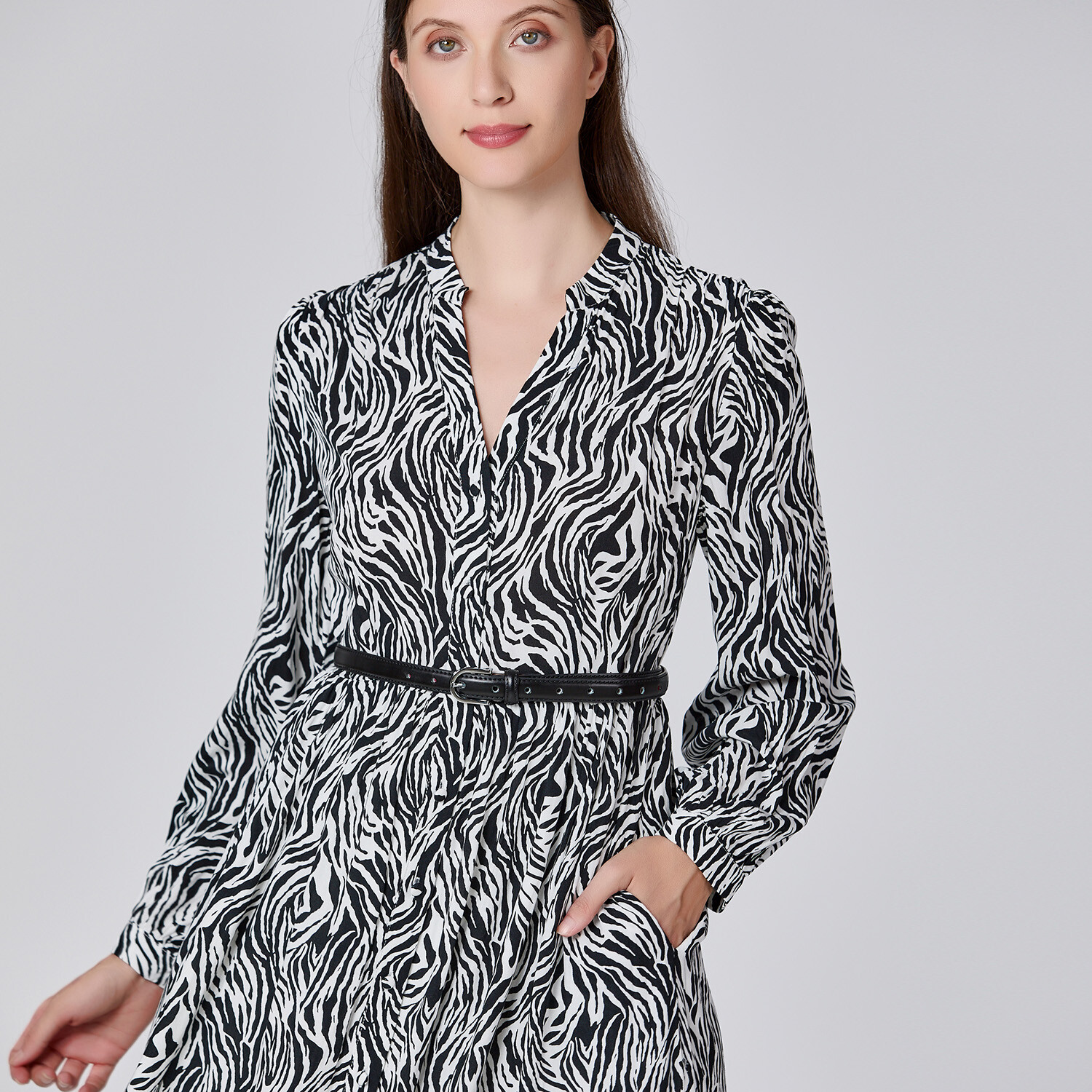 Grossista Smart and Joy - Abito camicia a maniche lunghe con stampa zebrata e scollo a V.