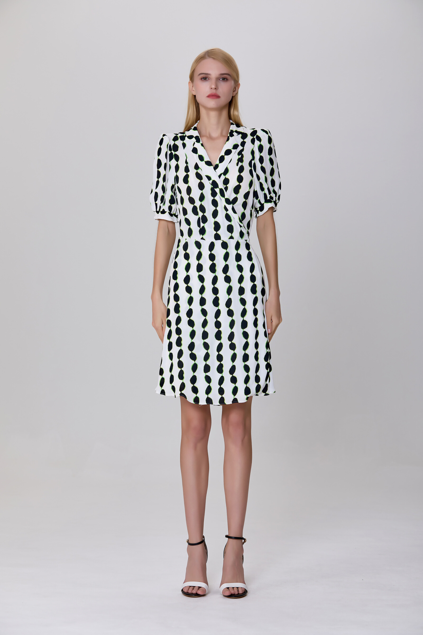 Grossiste Smart and Joy - Robe courte portefeuille à col tailleur et imprimé graphique