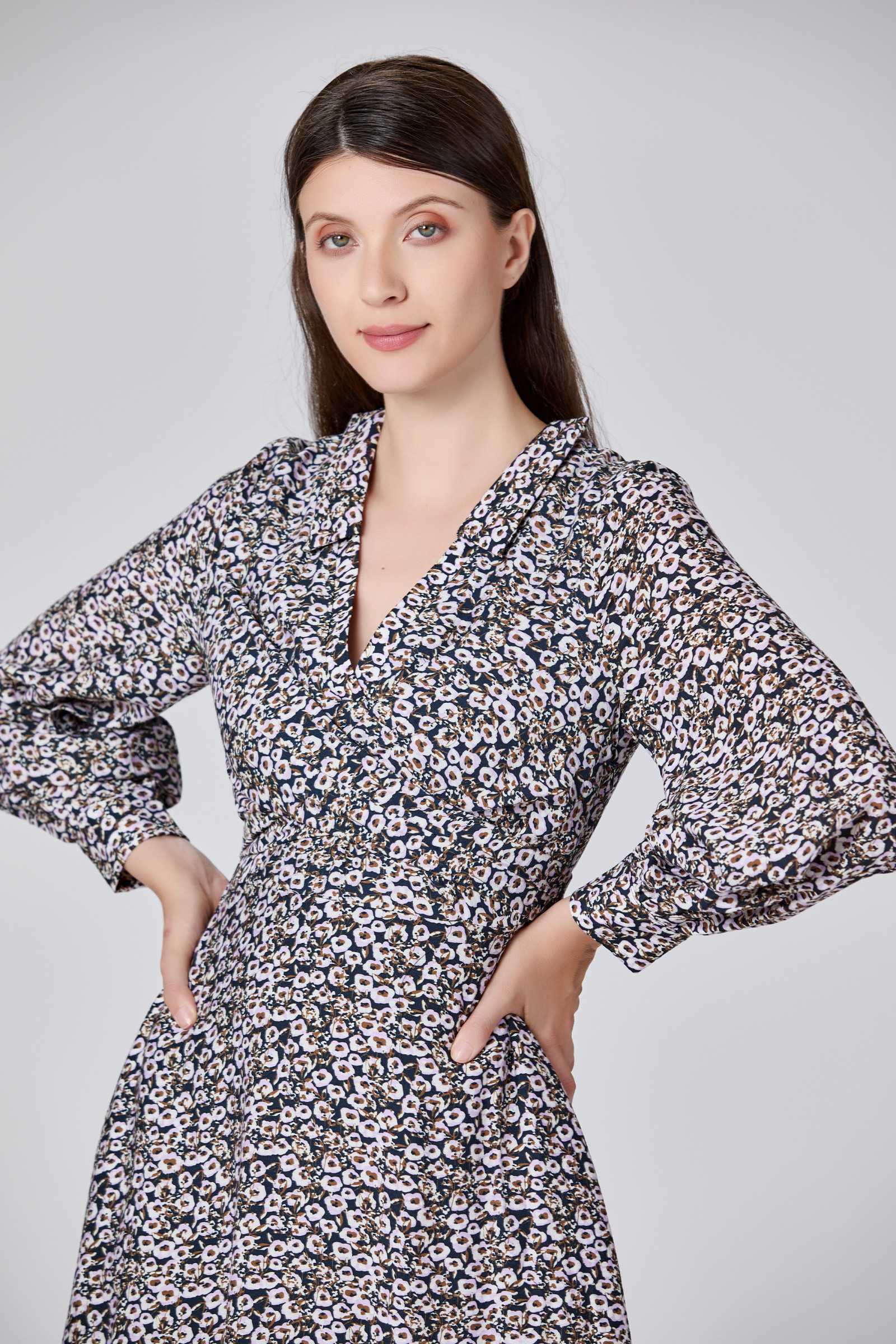 Grossista Smart and Joy - Abito svasato stampato con scollo a V e drappeggio incrociato.