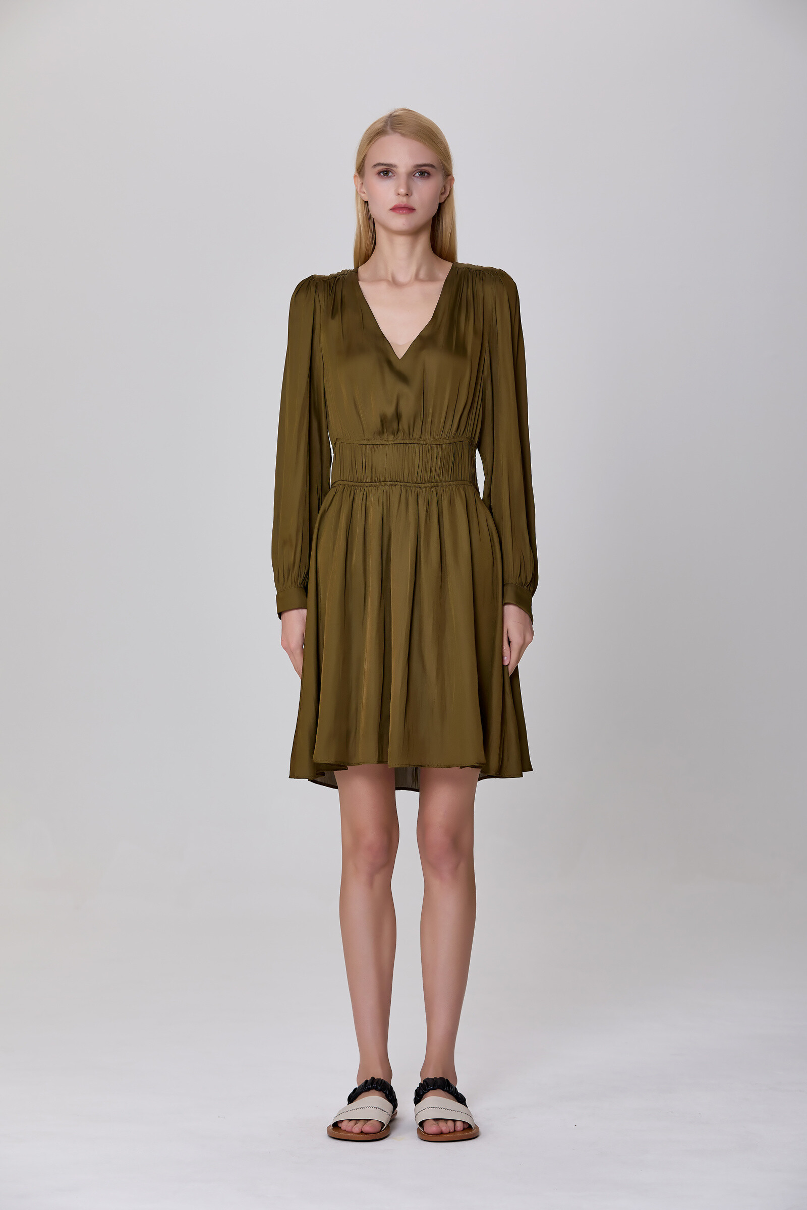 Grossiste Smart and Joy - Robe courte patineuse décolleté en V