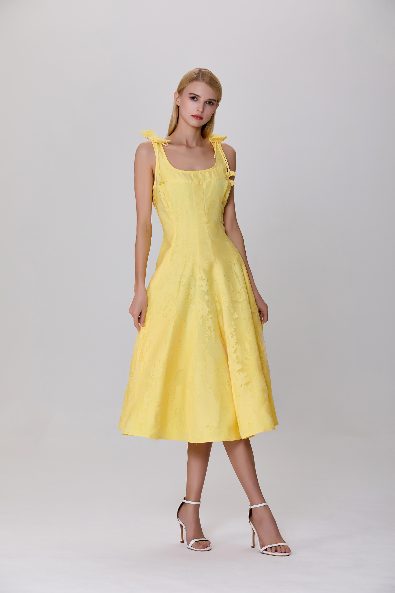 Grossiste Smart and Joy - Robe courte en organza avec dentelle et nœuds sur les épaules