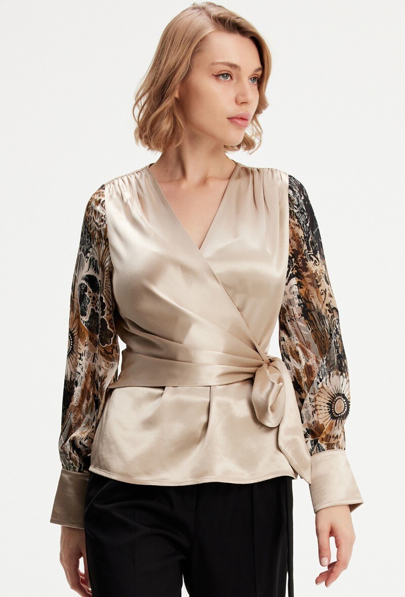 Wholesaler Smart and Joy - Cross-heart printed sleeves top