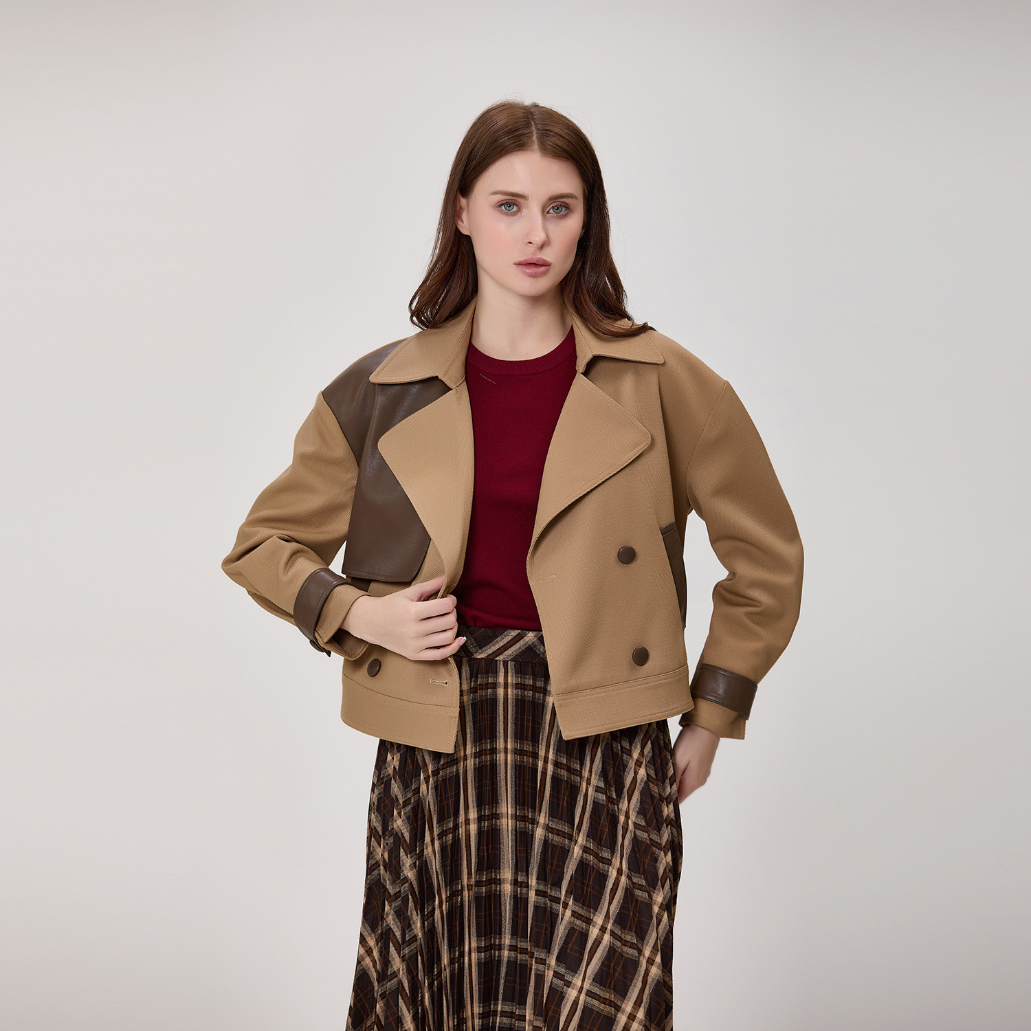 Großhändler Smart and Joy - Kurzer zweireihiger Trenchcoat mit kontrastierenden Einsätzen