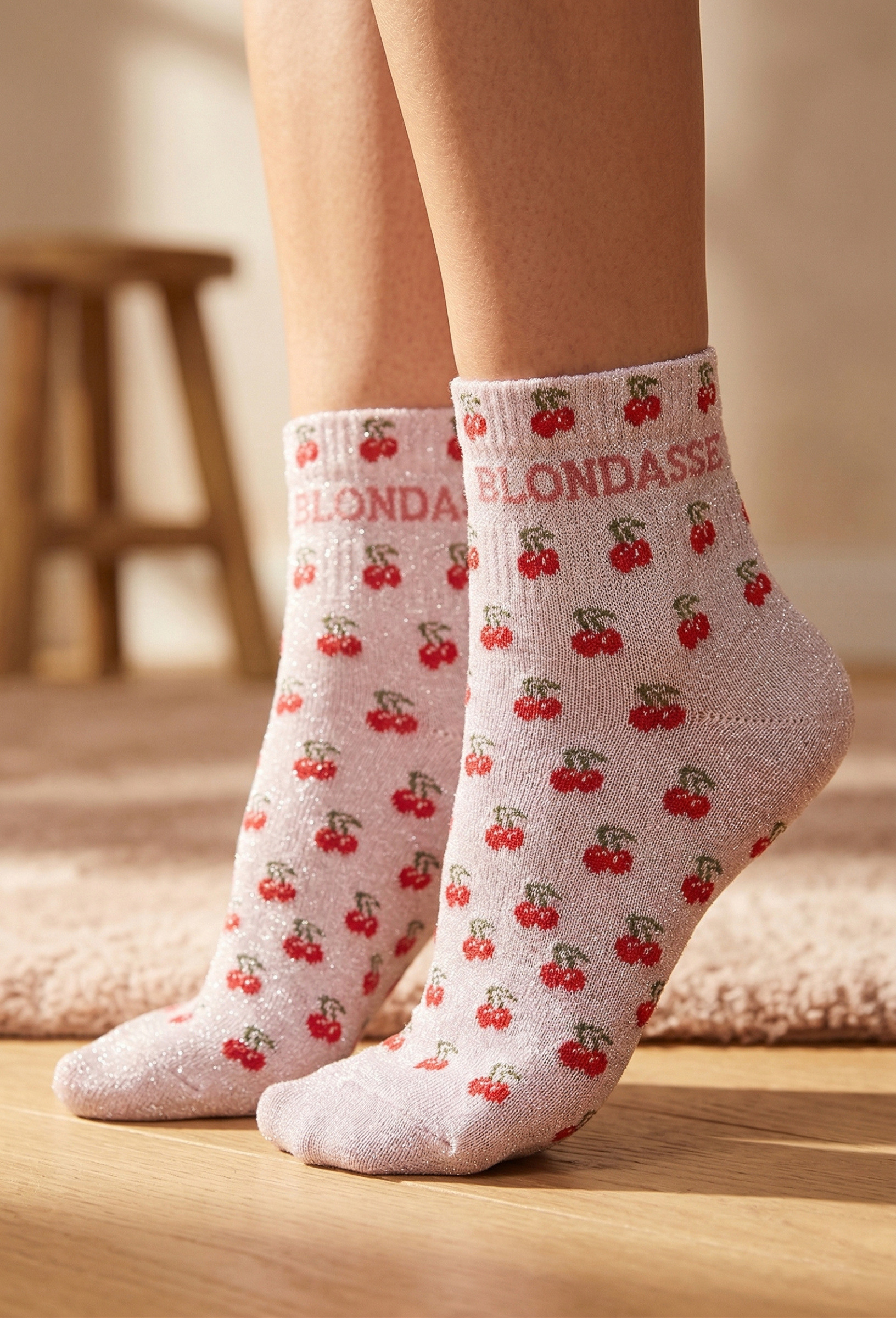 Grossiste Snow Rose - Chaussettes Pailletées Cerises Courtes « BLONDASSE »