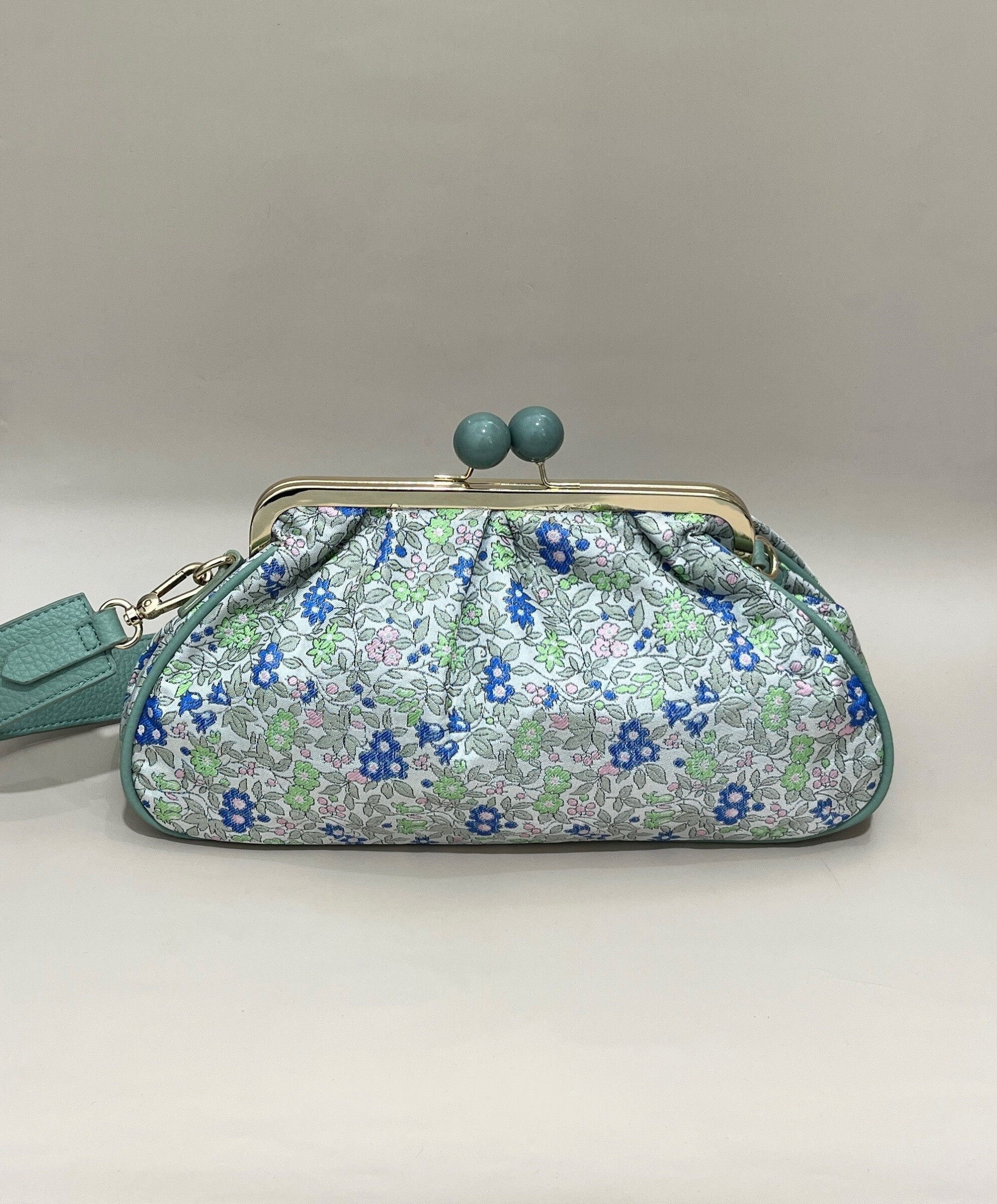 Wholesaler SO & LO - Flower pattern pouch