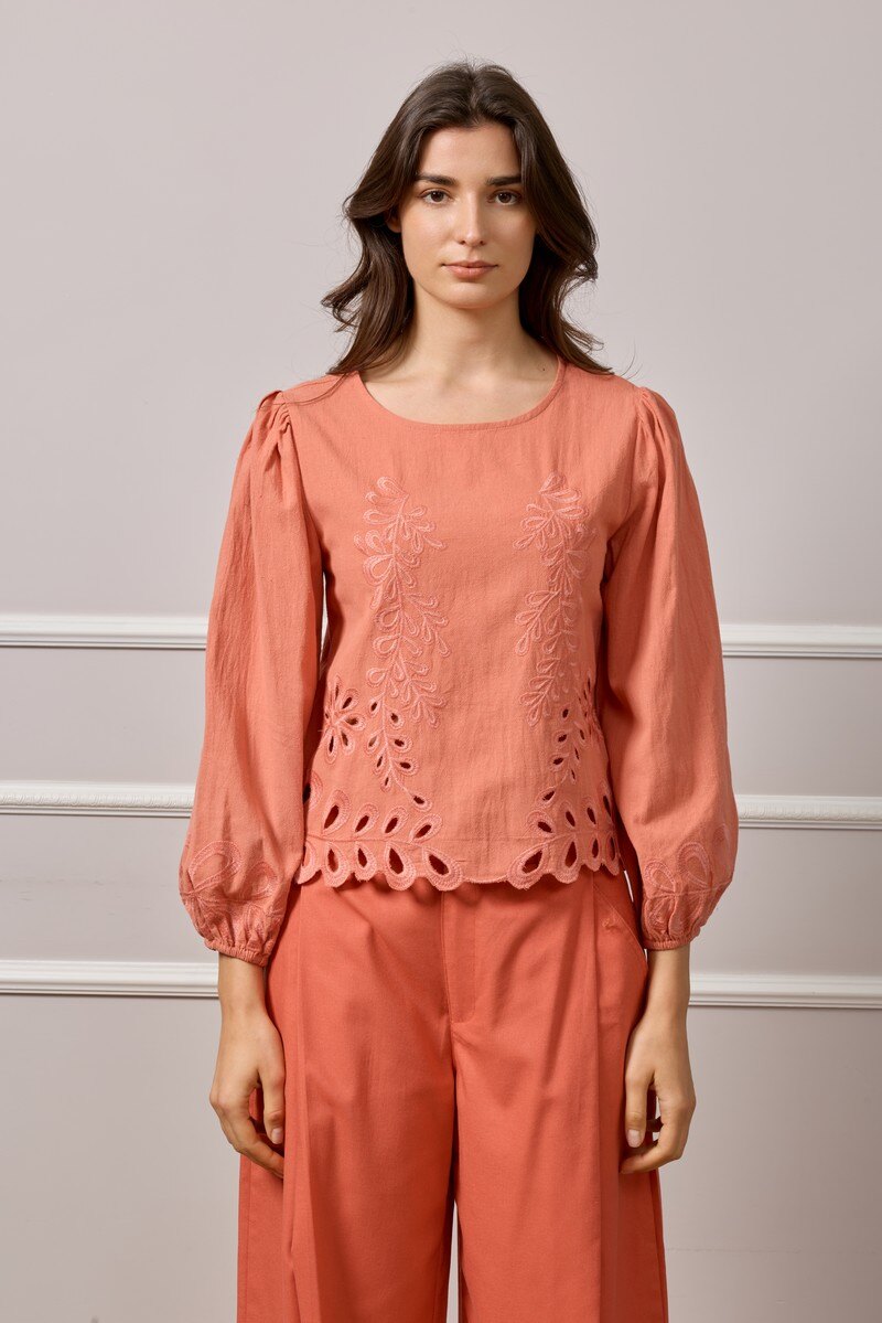 Embroidered blouse in soft cotton, perfect for spring-summer, made in China. Ideal for a fresh and elegant style.