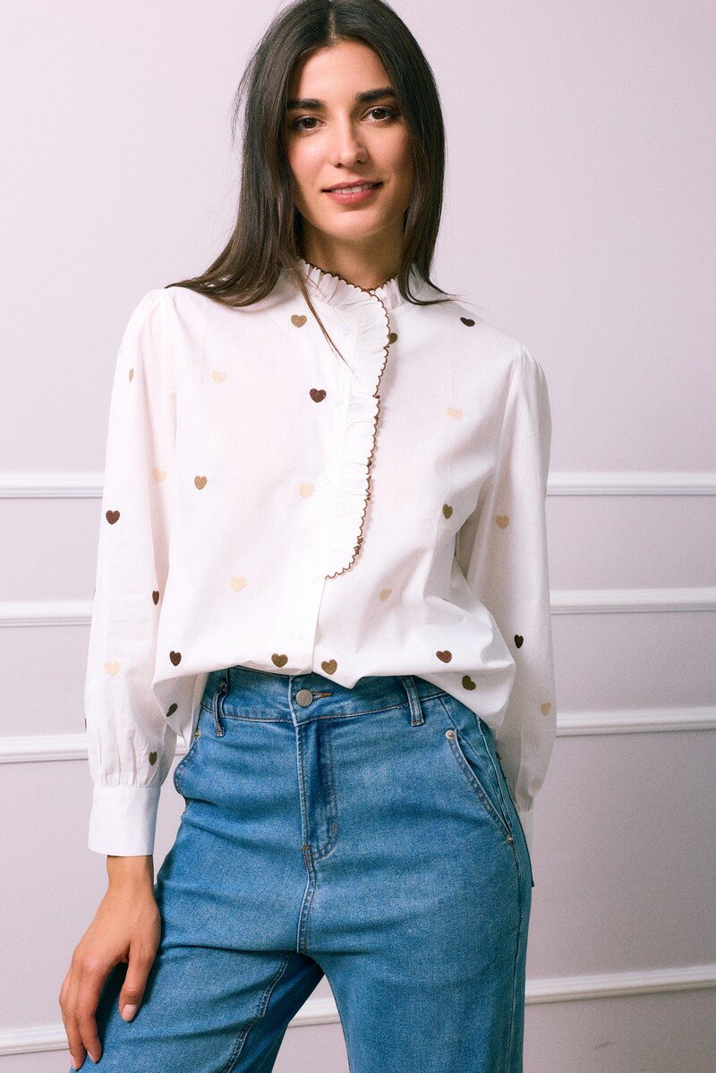 Chemise en coton doux, broderie cœur, idéale pour l'automne. Fabriquée en Chine pour la collection Automne/Hiver 2025/2026.
