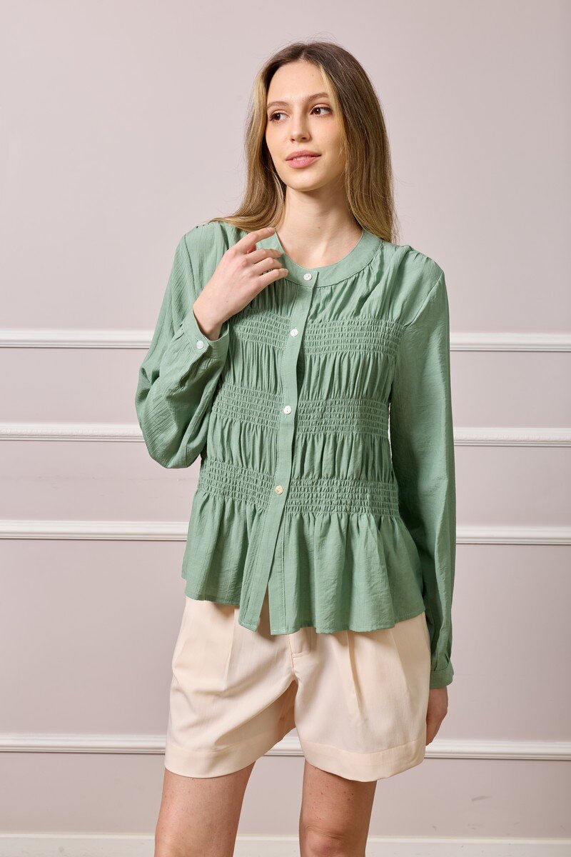 Front-pleated shirt, cotton-polyester, perfect for spring/summer, made in China. Ideal for a fresh look.