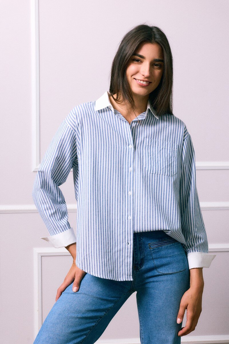 Chemise à rayures en coton, col et poignets blancs, idéale pour l'automne, fabriquée en Chine, collection 2025/2026.