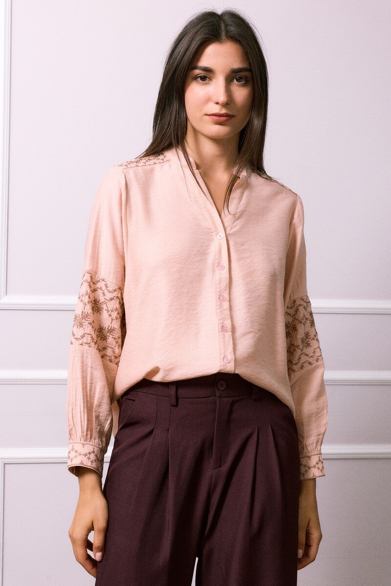 Chemise brodée en coton pur, idéale pour l'automne, confectionnée en Chine. Parfait pour une touche élégante en saison froide.