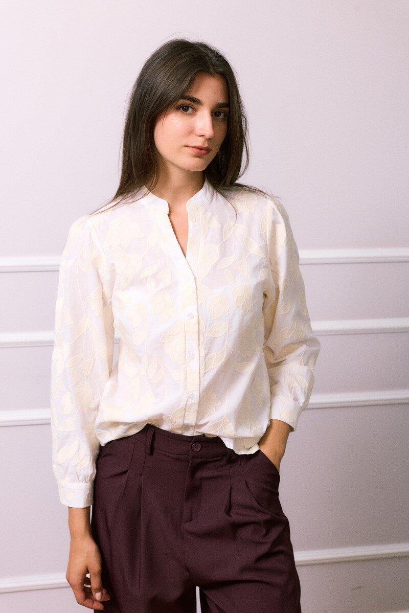 Chemise 100% coton avec broderie élégante, idéale pour l'automne. Fabriquée en Chine pour la collection Automne/Hiver 2025/2026.