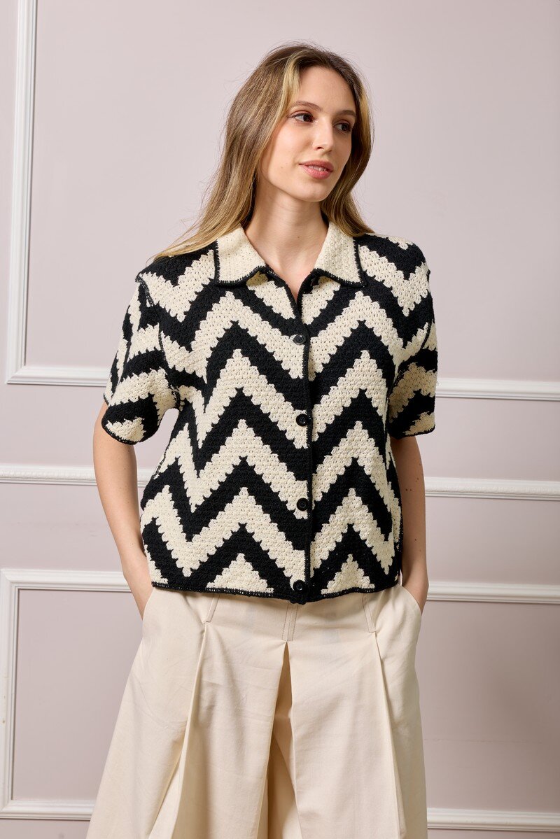 Women's crochet vest, soft cotton and polyamide, perfect for spring-summer. Made in China, ideal for an elegant and light touch.