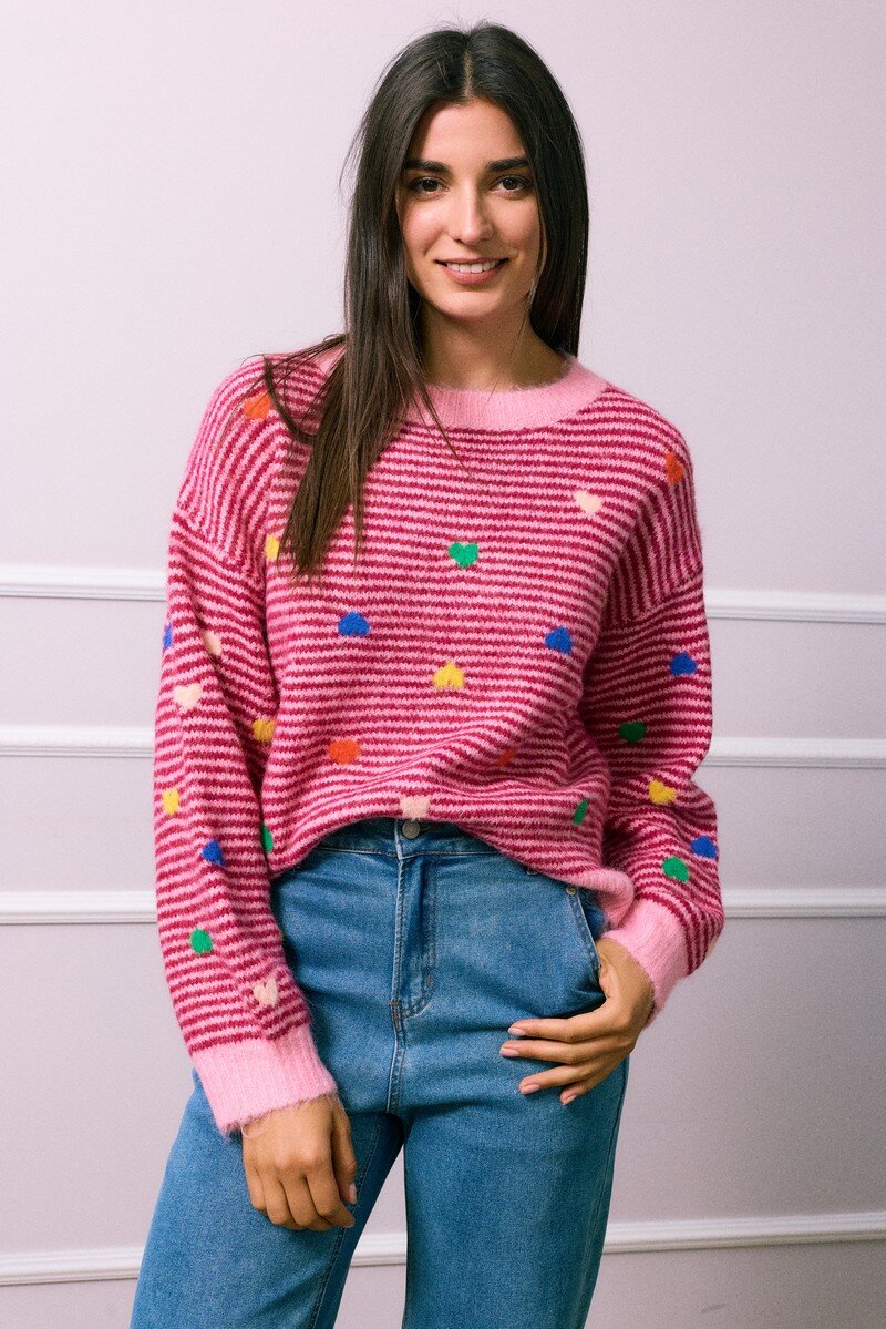 Pull doux en polyester recyclé et laine, orné des cœurs brodés, idéal pour réchauffer vos hivers. Fabriqué en Chine pour la collection Automne/Hiver.