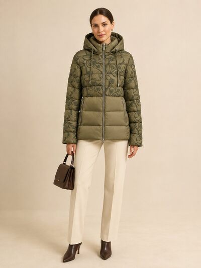 Großhändler SOFLY - Kurze Daunenjacke mit abnehmbarer Kapuze und Stickerei Art.2663 Großhändler SOFLY - Kurze Daunenjacke mit abnehmbarer Kapuze und Stickerei Art.2663