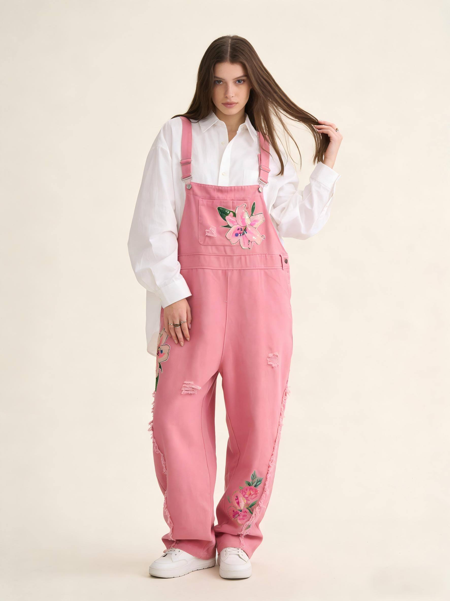 Grossiste SOFLY - salopette en jean, salopette rose, salopette à appliques de fleurs, salopette à paillettes, salopette déchirée, salopette loose, salopette à bretelles a