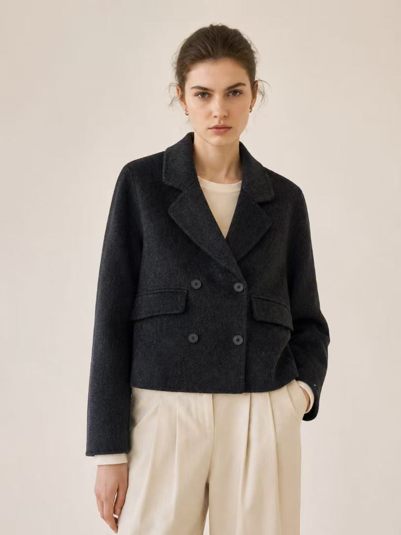 Großhändler SOFLY - Kurze zweireihige Wolljacke Art.7651 Großhändler SOFLY - Kurze zweireihige Wolljacke Art.7651