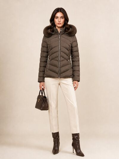 Großhändler SOFLY - Kurze Daunenjacke mit abnehmbarer Kapuze und Fell Art.2683 Großhändler SOFLY - Kurze Daunenjacke mit abnehmbarer Kapuze und Fell Art.2683