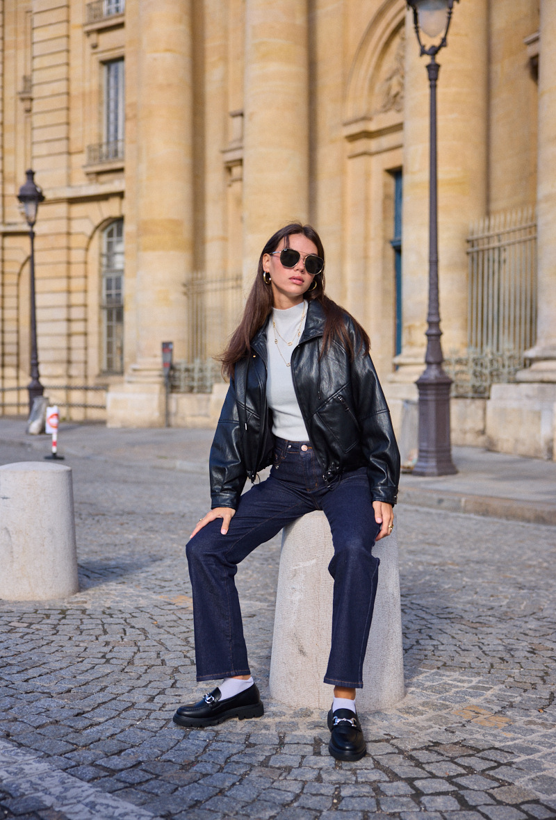 Blouson oversize en similicuir fluide, bas élastique, coupe décontractée, fermeture par zip sous patte, poches latérales zippées.