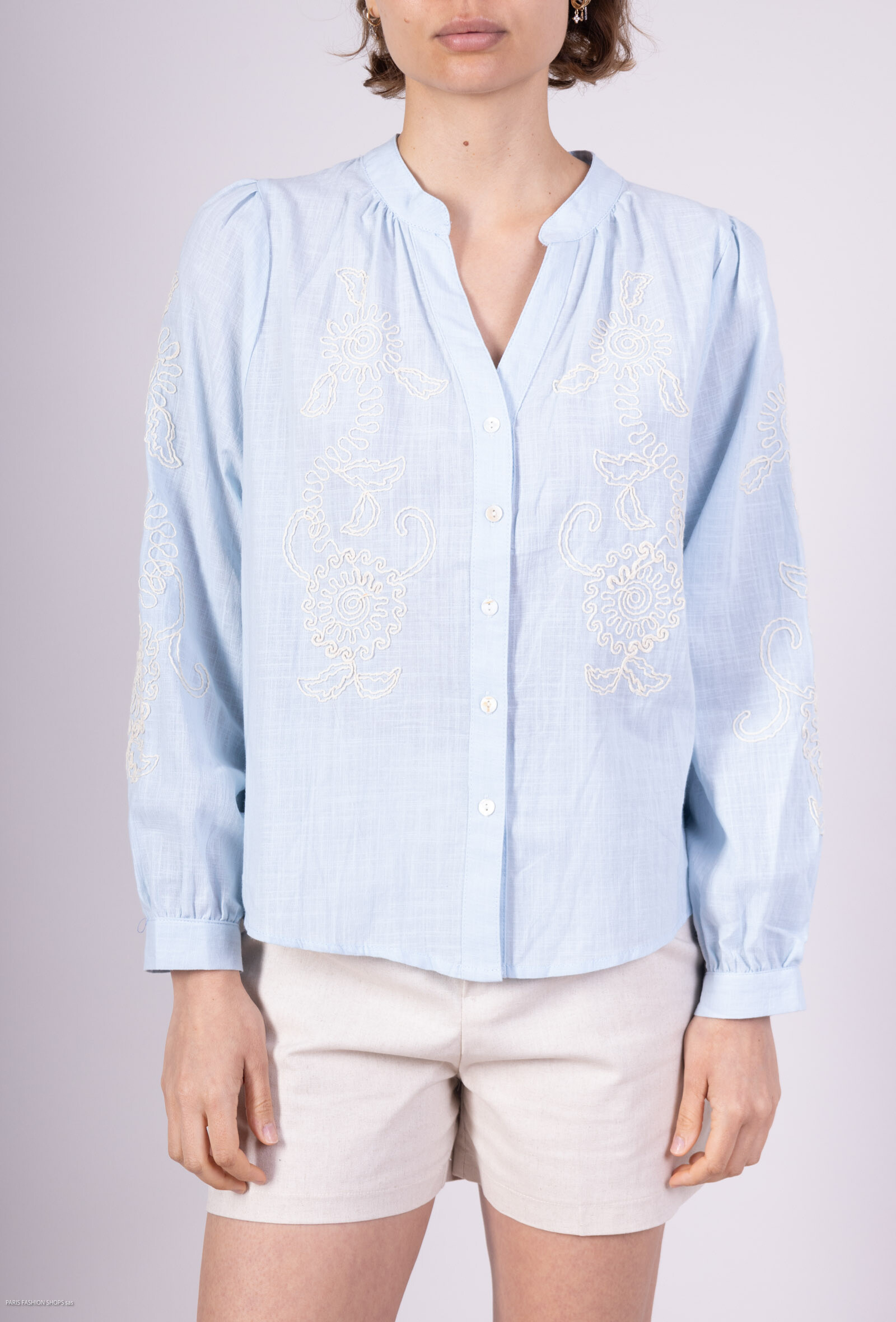 Chemise brodée col V