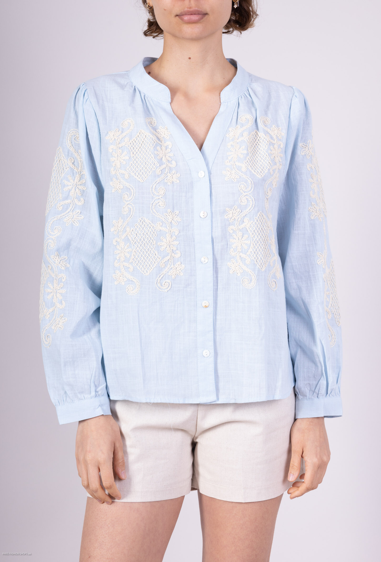 Chemise brodée col V
