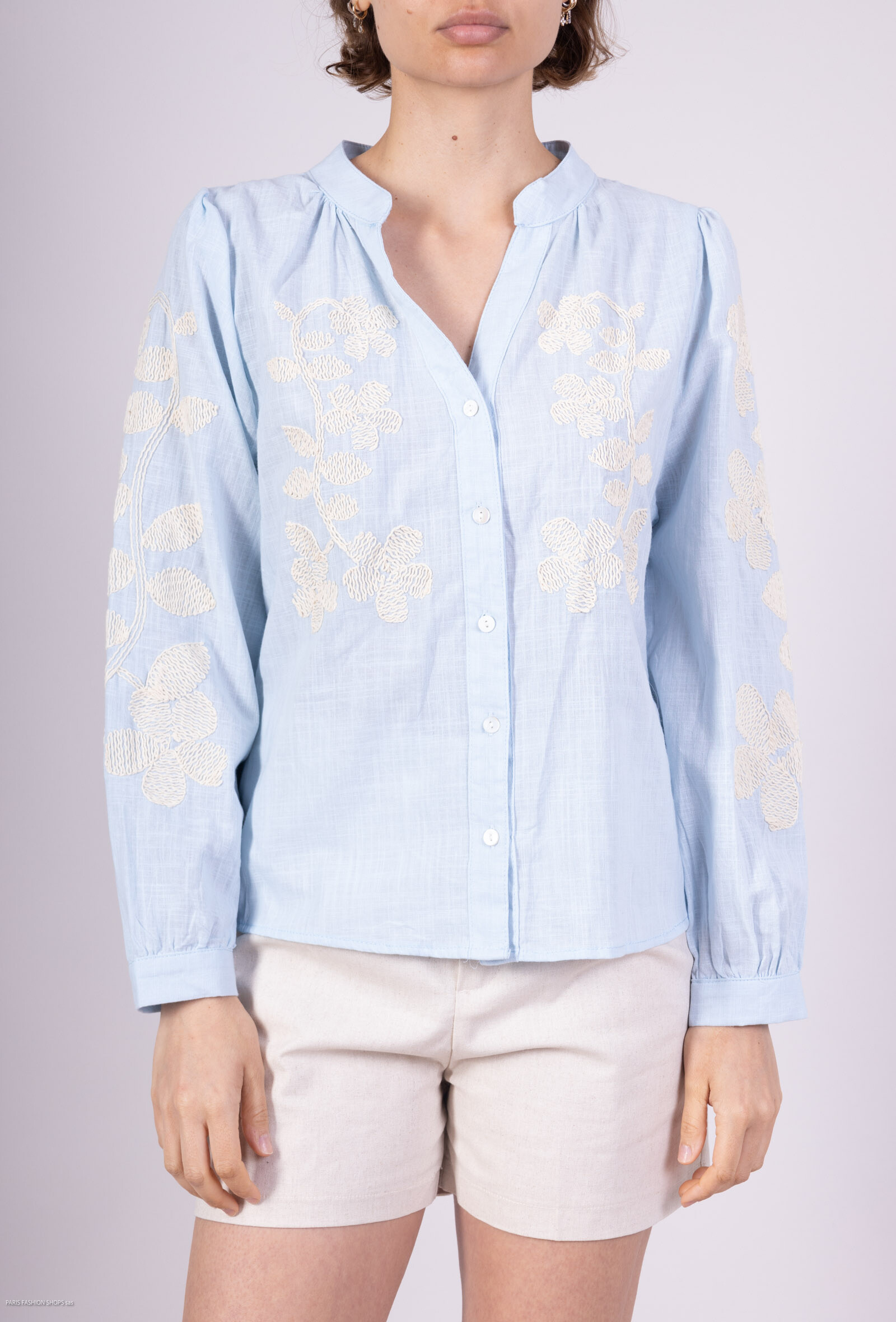 Chemise brodée col V