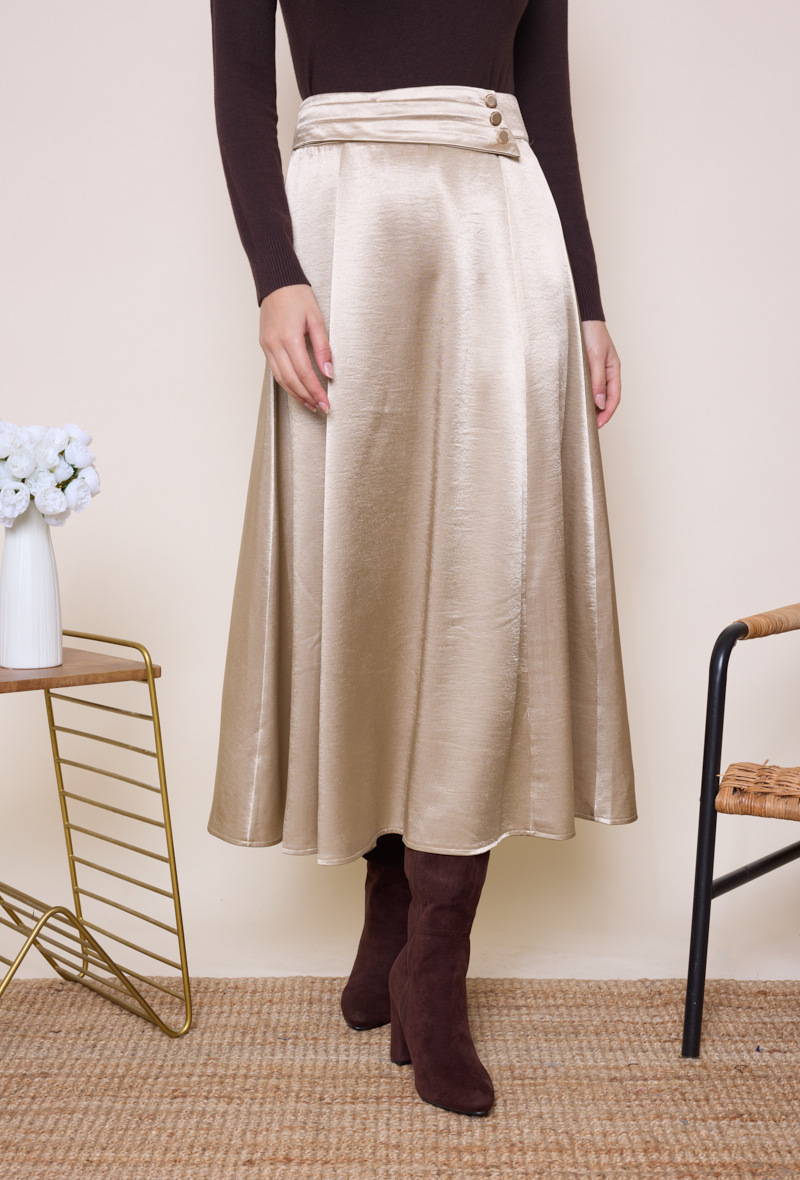 Jupe longue évasée en tissu fluide, ceinture à boutons à la taille, zip invisible au dos.