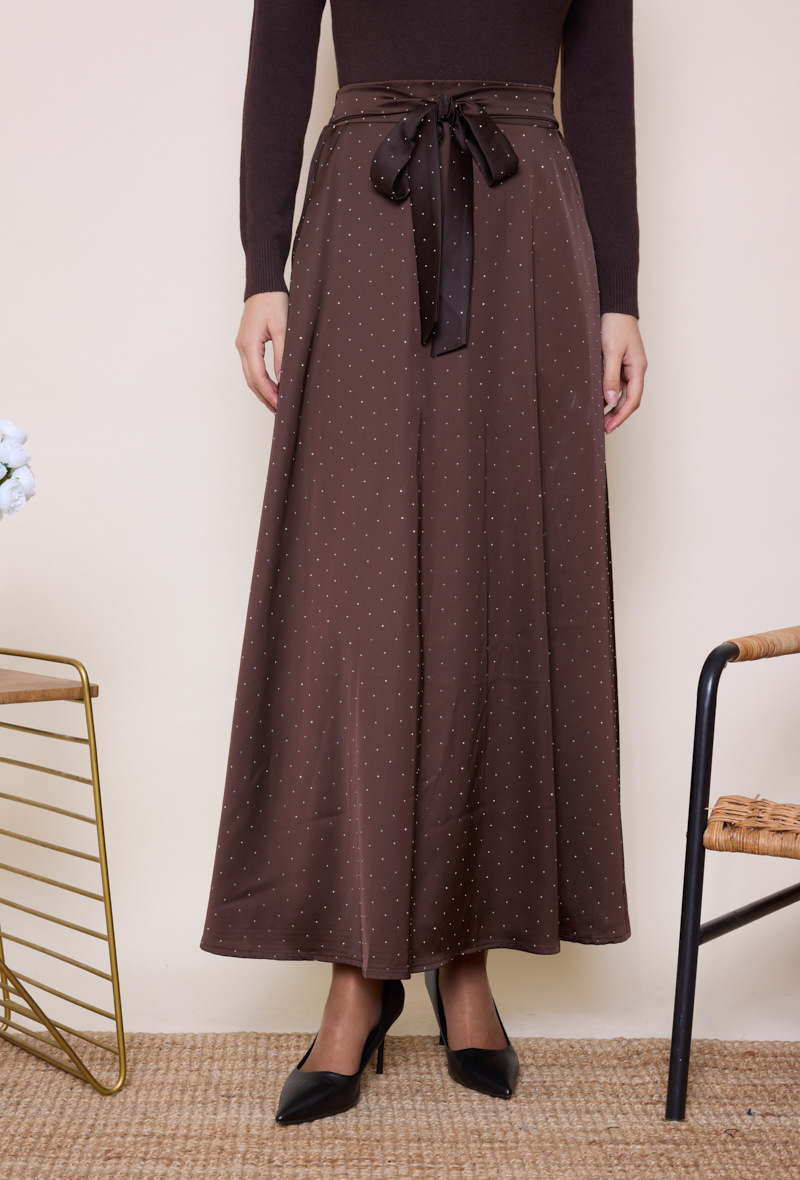 Jupe maxi en matière fluide, taille élastique avec ceinture à nouer, poches latérales, longueur 100cm.