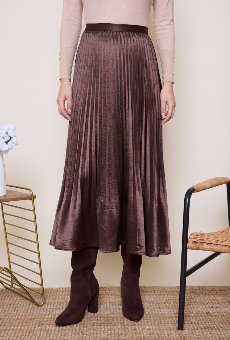 Jupe plissée satinée en tissu fluide, taille élastique.