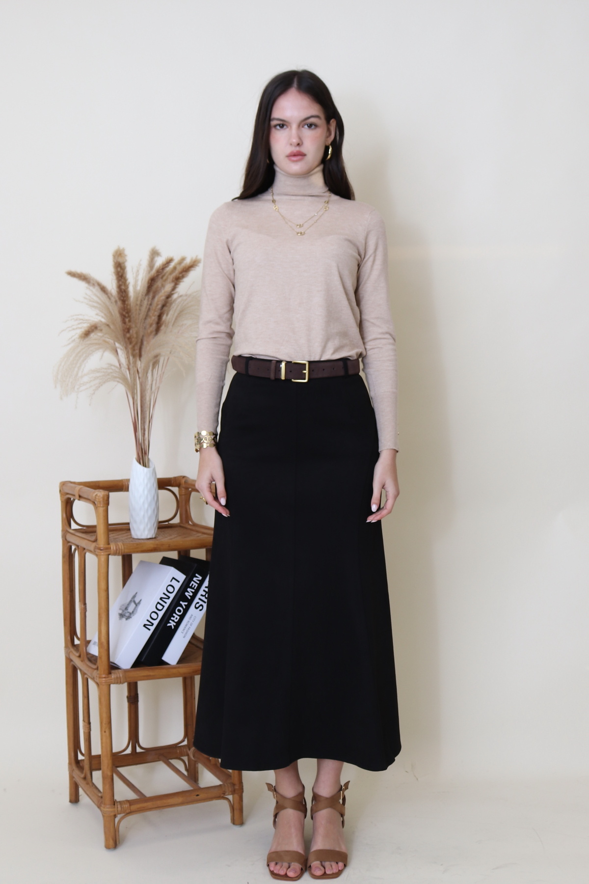 Jupe midi évasée en suédine, coupe ajustée à la taille et évasée dans le bas, fermeture invisible au dos, ceinture NON incluse.