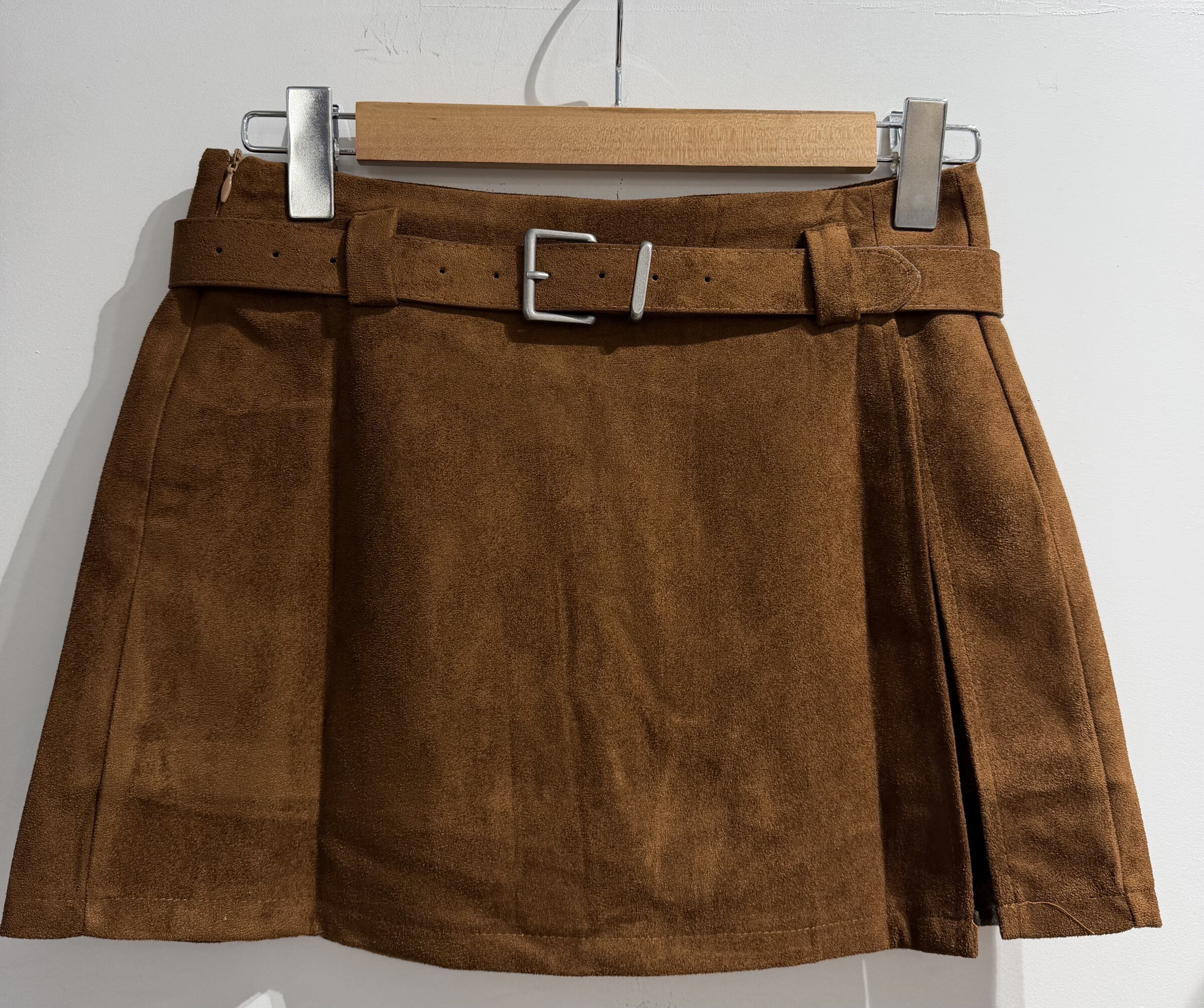 Jupe short en suédine assortie d'une ceinture ton sur ton, longueur 36cm.