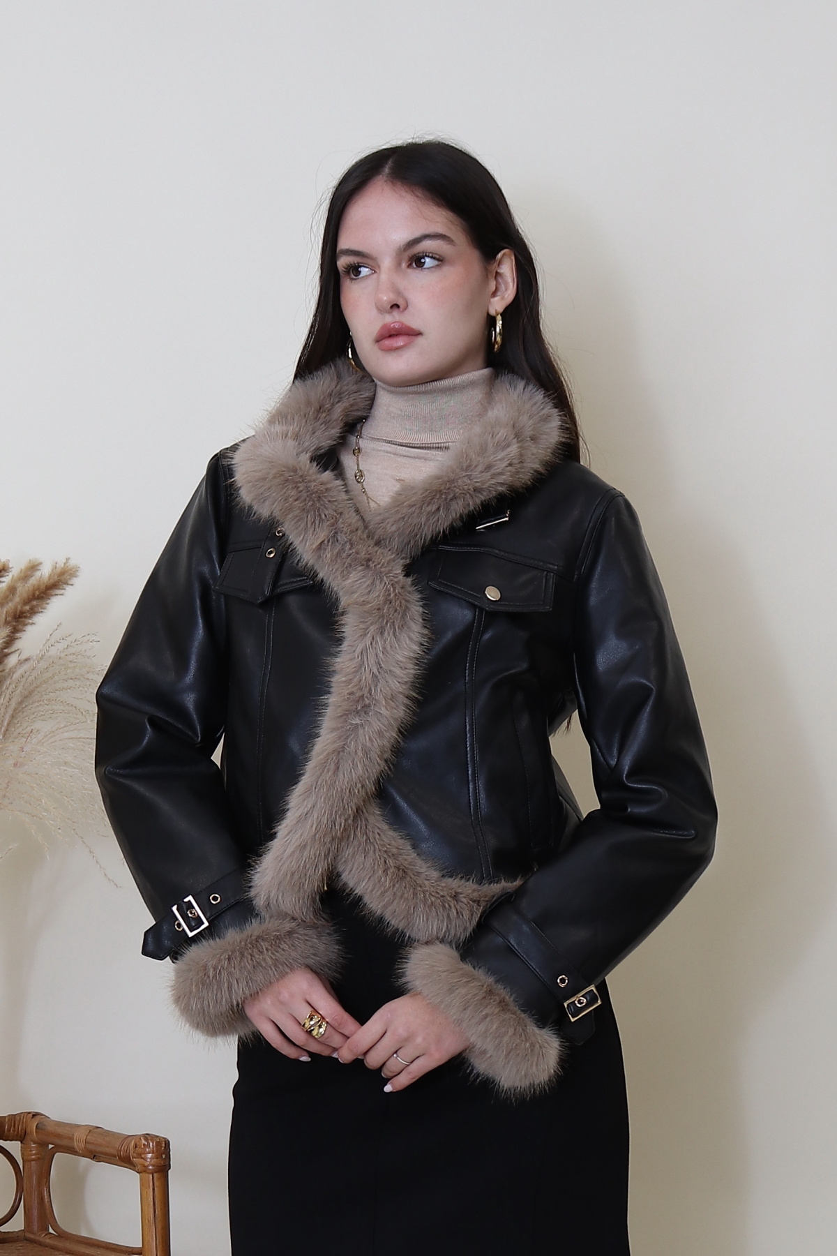 Grossiste Softy Paris - Veste simili cuir bordée de fourrure beige