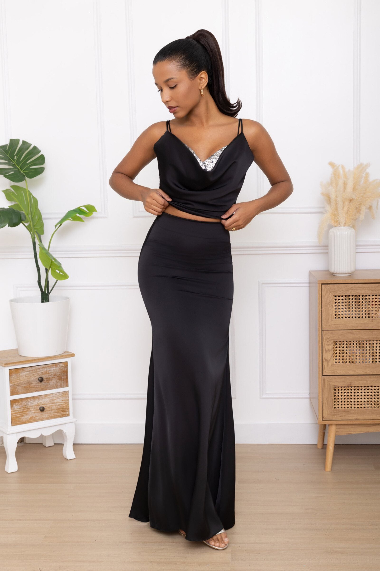 Long skirt with a flared cut, made from a smooth material with an elegant drape. Its high waist emphasizes the silhouette while the clean line visually elongates the shape. The fluid fabric accompanies the movements with finesse, creating a sophisticated and harmonious look, perfect for a chic and minimalist ensemble.