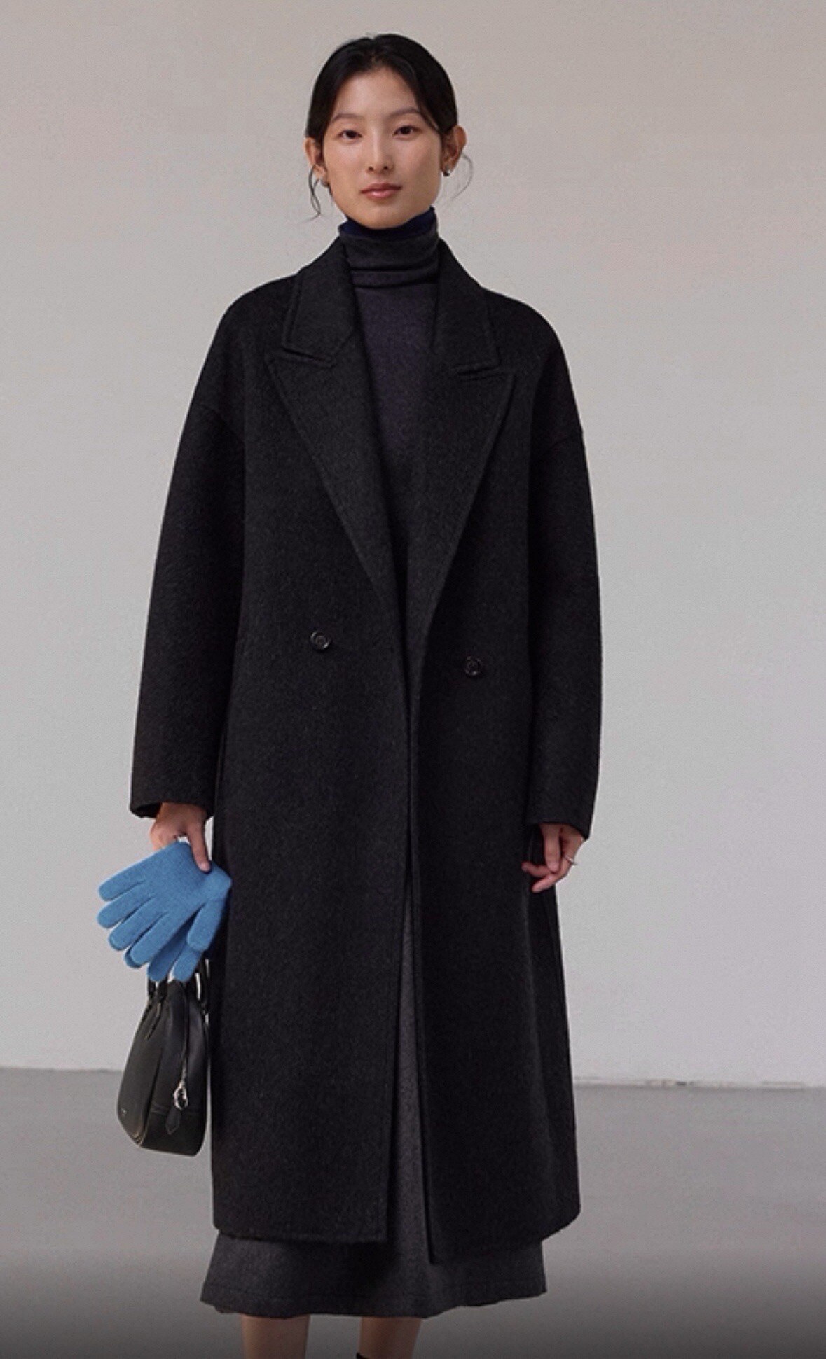 Manteau long oversize en laine mélangée (70% laine, 30% polyester), à la coupe droite et minimaliste, offrant confort et raffinement pour un style intemporel.