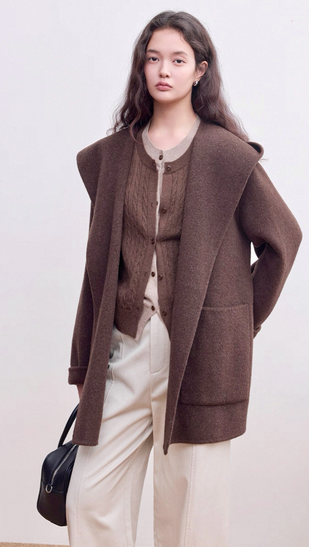 Oversize coat surrounded by mixed wool (70% wool, 30% polyester), with a wide neck and modern cut, ideal for a chic and sophisticated style.