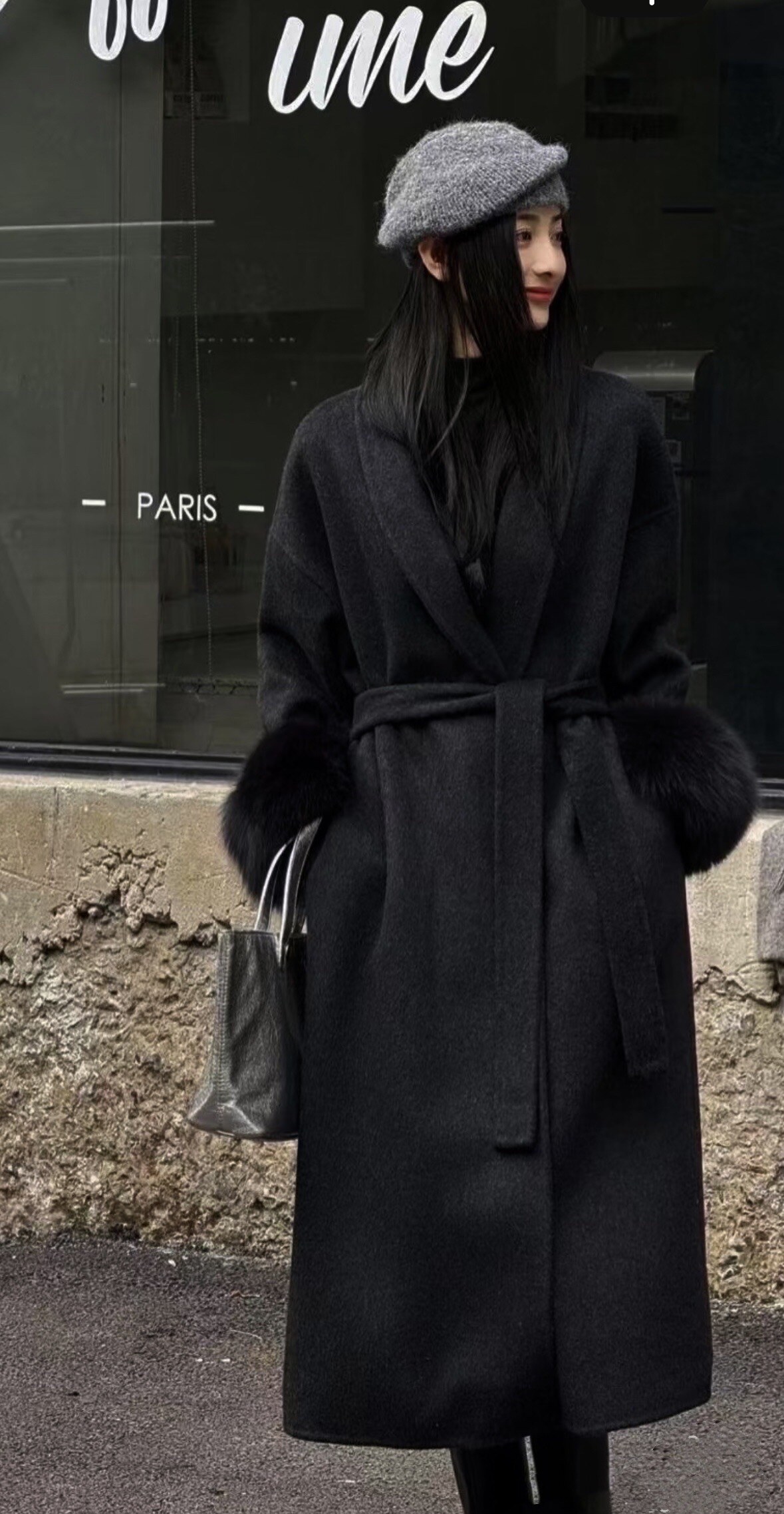 Ce manteau long noir allie élégance classique et détails luxueux. Sa coupe fluide et structurée est sublimée par une ceinture qui souligne la silhouette avec finesse. Les manchettes en fourrure ajoutent une touche sophistiquée et chaleureuse, idéale pour les jours froids. Polyvalent et chic, ce manteau s’impose comme une pièce incontournable pour un look hivernal raffiné.