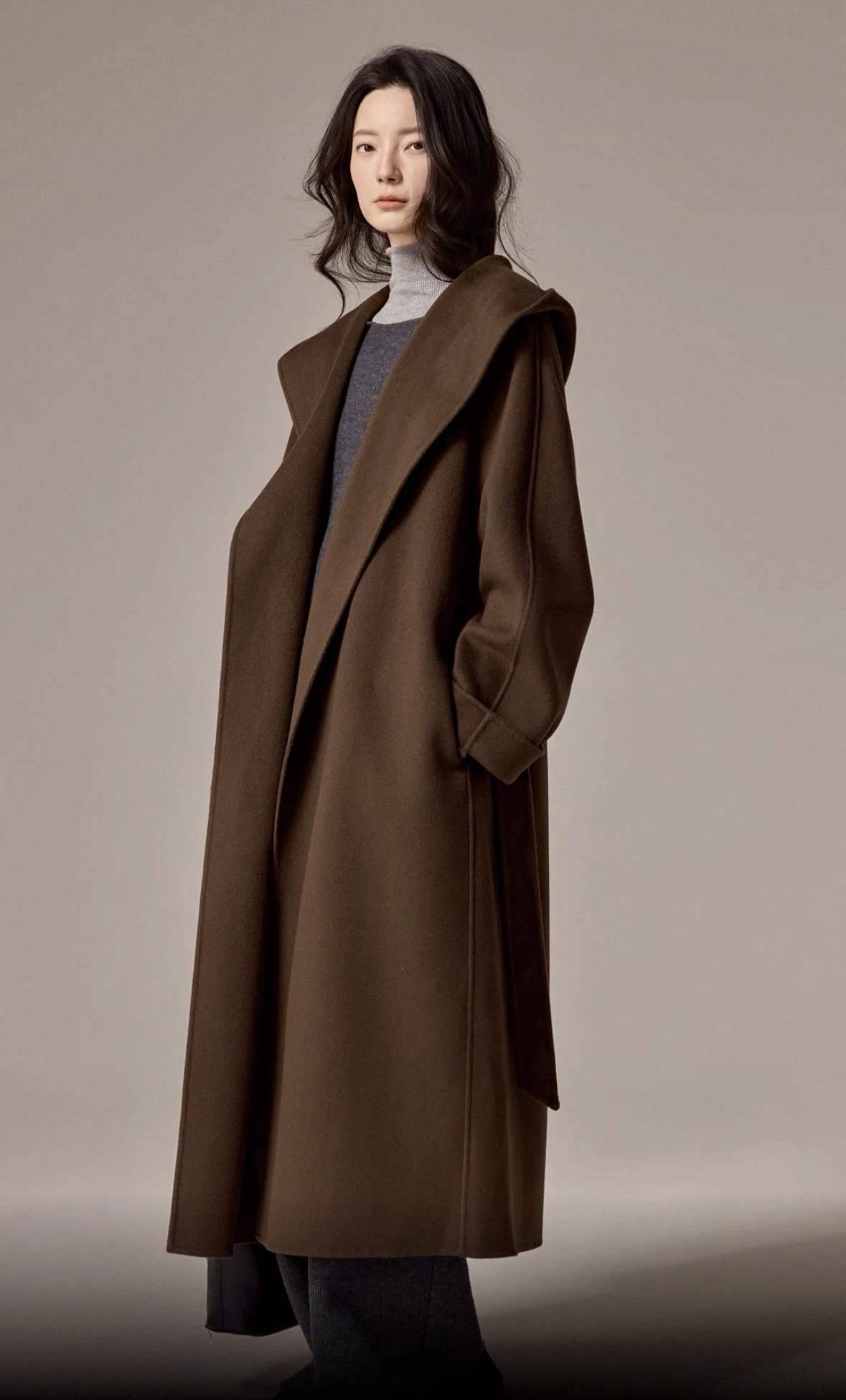 This long belted coat embodies timeless elegance. Made from soft, structured wool, it hugs the silhouette perfectly while offering warmth and comfort. Its wide collar and oversized cut add a modern and refined touch, perfect for facing the cold season in style.