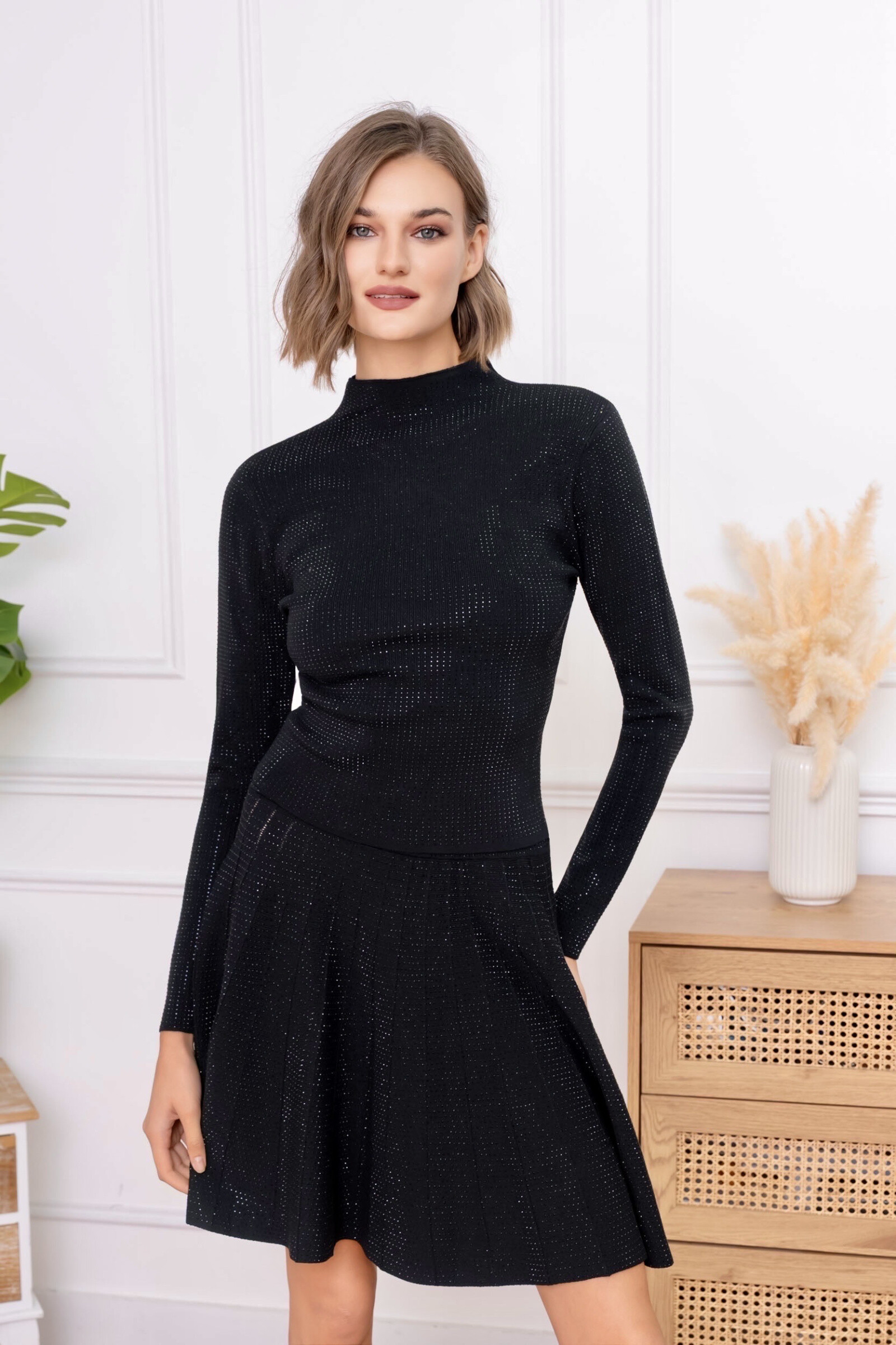 Haut noir ajusté à col montant, rehaussé de micro-motifs lumineux effet scintillant, idéal pour un look chic et raffiné de soirée.
