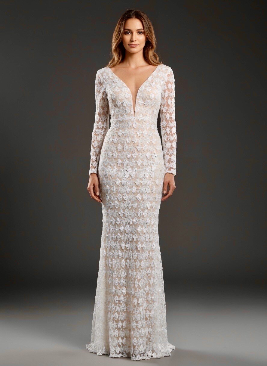 Cette robe longue incarne une élégance sophistiquée et moderne, idéale pour les occasions prestigieuses. Sa coupe ajustée épouse parfaitement la silhouette, tandis que son décolleté profond apporte une touche audacieuse et raffinée. Les manches longues équilibrent le design pour un rendu chic et harmonieux. Entièrement ornée de motifs délicatement travaillés et subtilement brillants, elle capte la lumière avec finesse à chaque mouvement. Une pièce d’exception pensée pour sublimer l’allure avec distinction et féminité.