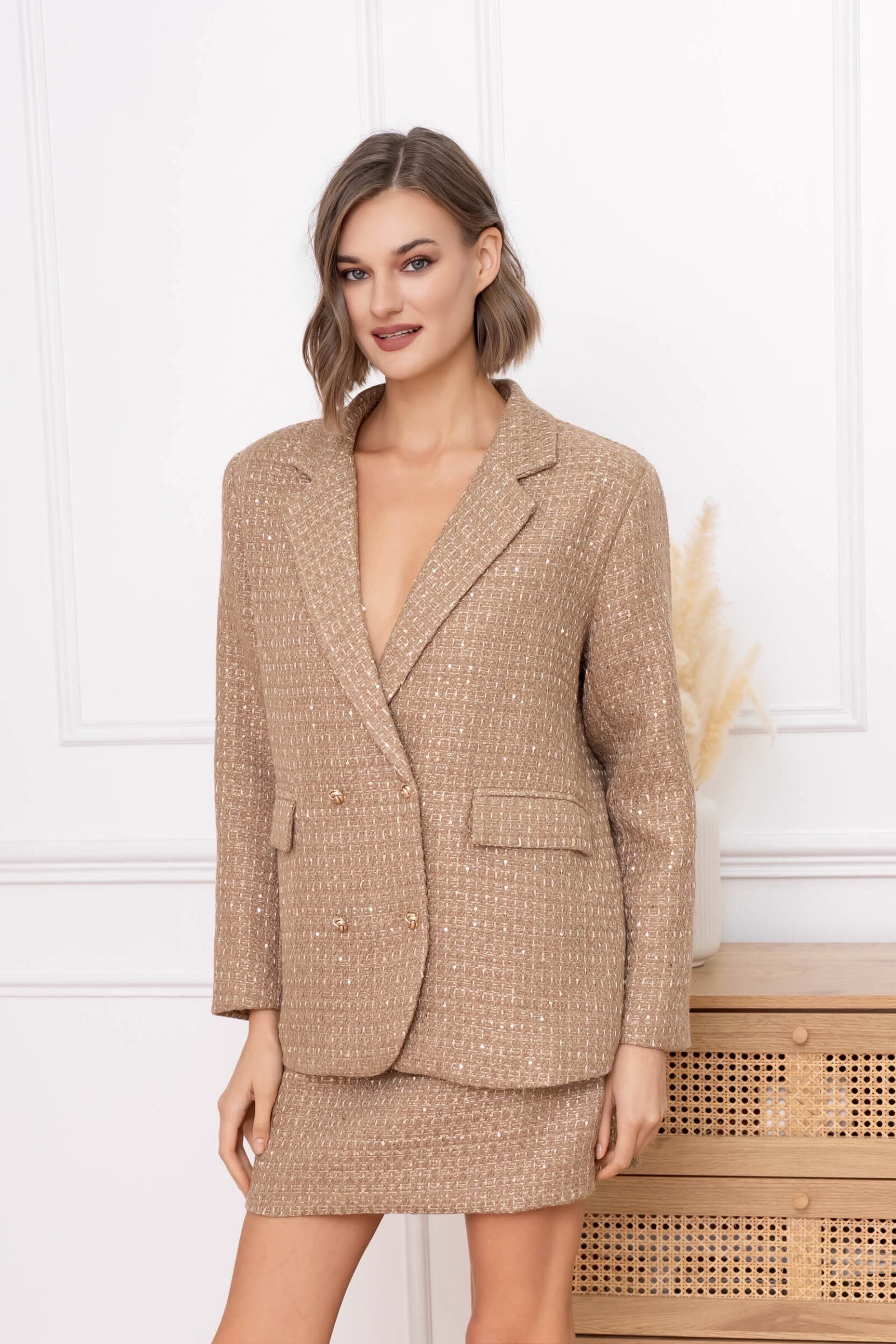 Un blazer oversize en tweed noir parsemé de fils brillants, rehaussé de boutons dorés élégants. Idéal pour un look chic et audacieux, il sublime vos soirées comme vos tenues de ville sophistiquées. ✨