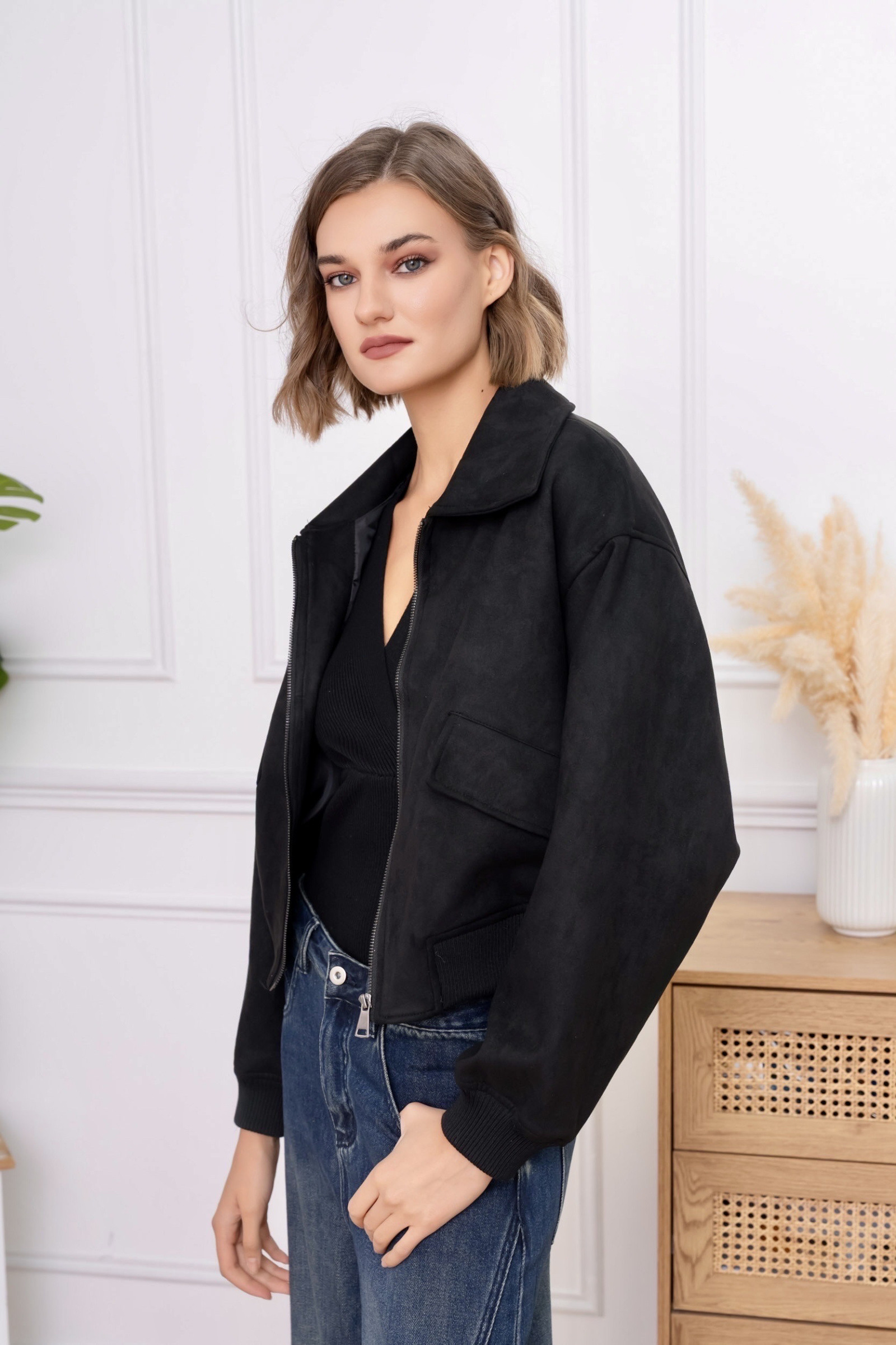 This short jacket combines modernity and comfort with a slightly loose and structured cut. Featuring a central zipper, it offers a balanced silhouette that is easy to wear every day. The classic collar adds an elegant touch, while the tightened cuffs and hem ensure a comfortable fit. Functional pockets enhance its practicality without compromising style. A versatile piece, ideal for completing a casual or urban outfit with character and elegance.