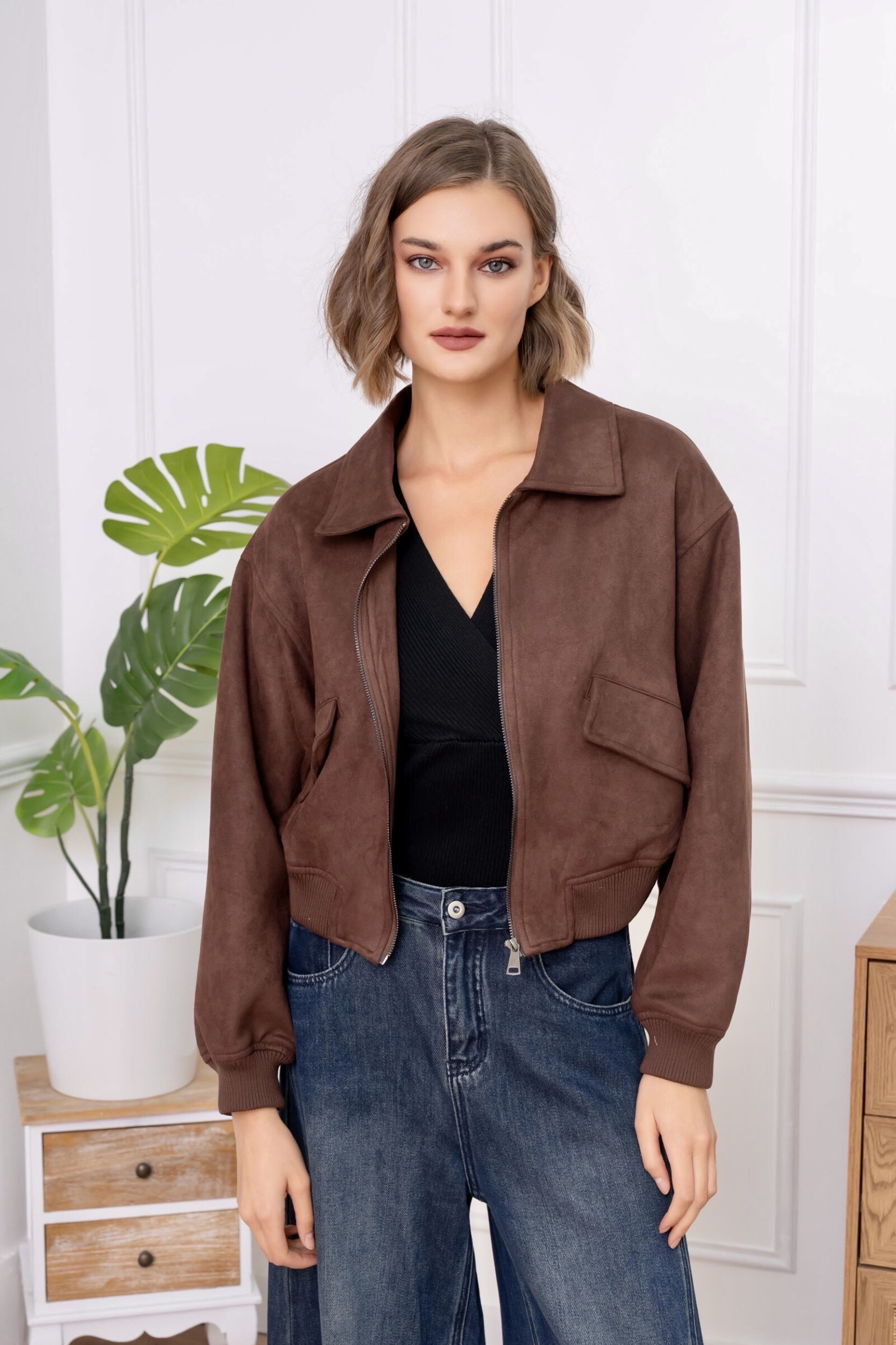 This short jacket combines modernity and comfort with a slightly loose and structured cut. Featuring a central zipper, it offers a balanced silhouette that is easy to wear every day. The classic collar adds an elegant touch, while the tightened cuffs and hem ensure a comfortable fit. Functional pockets enhance its practicality without compromising style. A versatile piece, ideal for completing a casual or urban outfit with character and elegance.