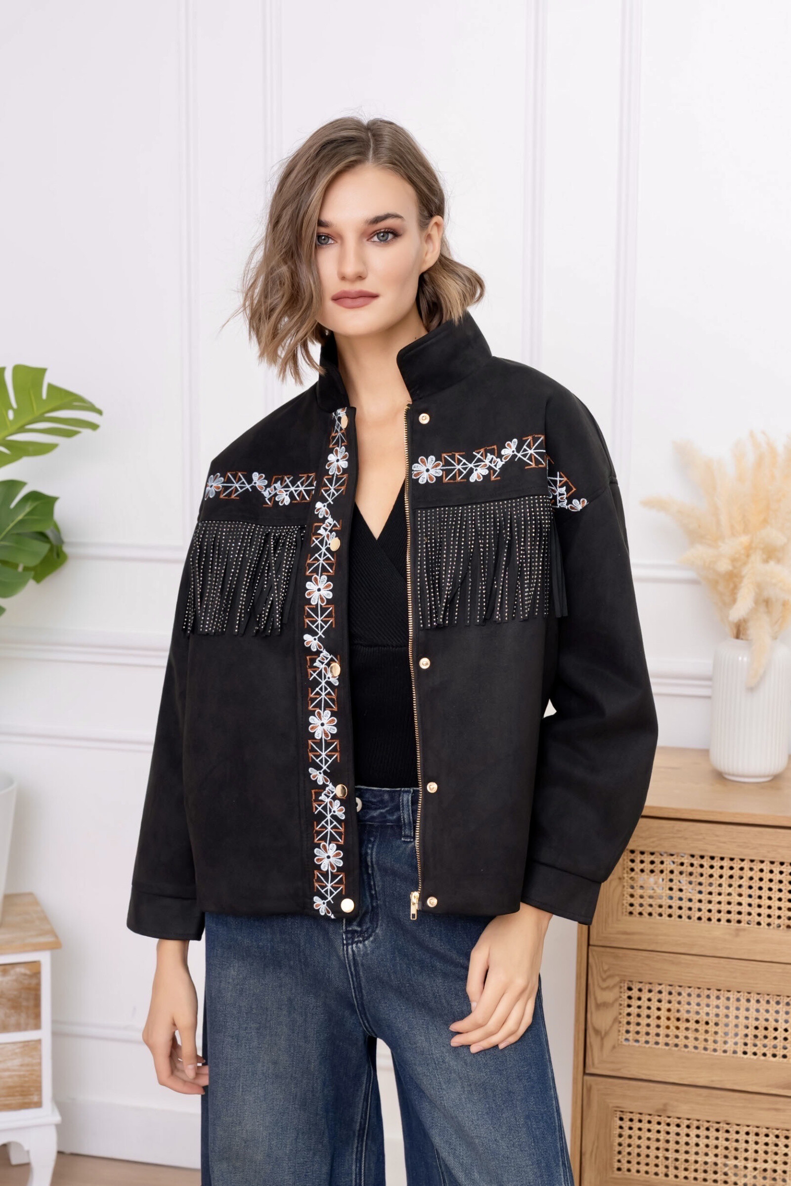 Une veste en suédine camel ornée de franges et de broderies florales blanches. Elle mélange esprit cowgirl et détails romantiques, parfaite pour un look tendance et affirmé. ??