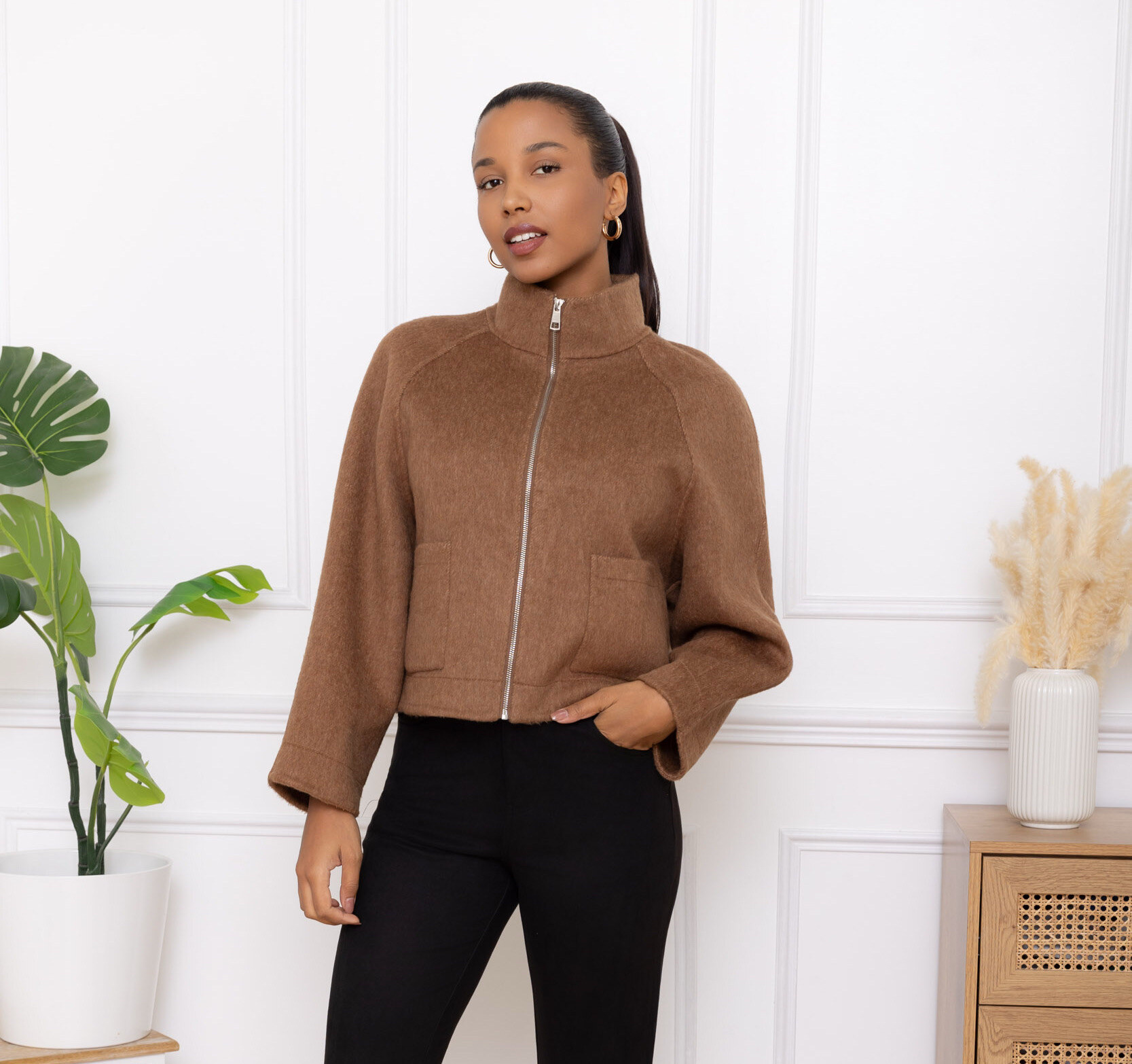 Adoptez le chic intemporel avec cette veste camel en laine mélangée (70% laine, 30% polyester). Son col montant et sa coupe moderne offrent chaleur, confort et élégance au quotidien.
