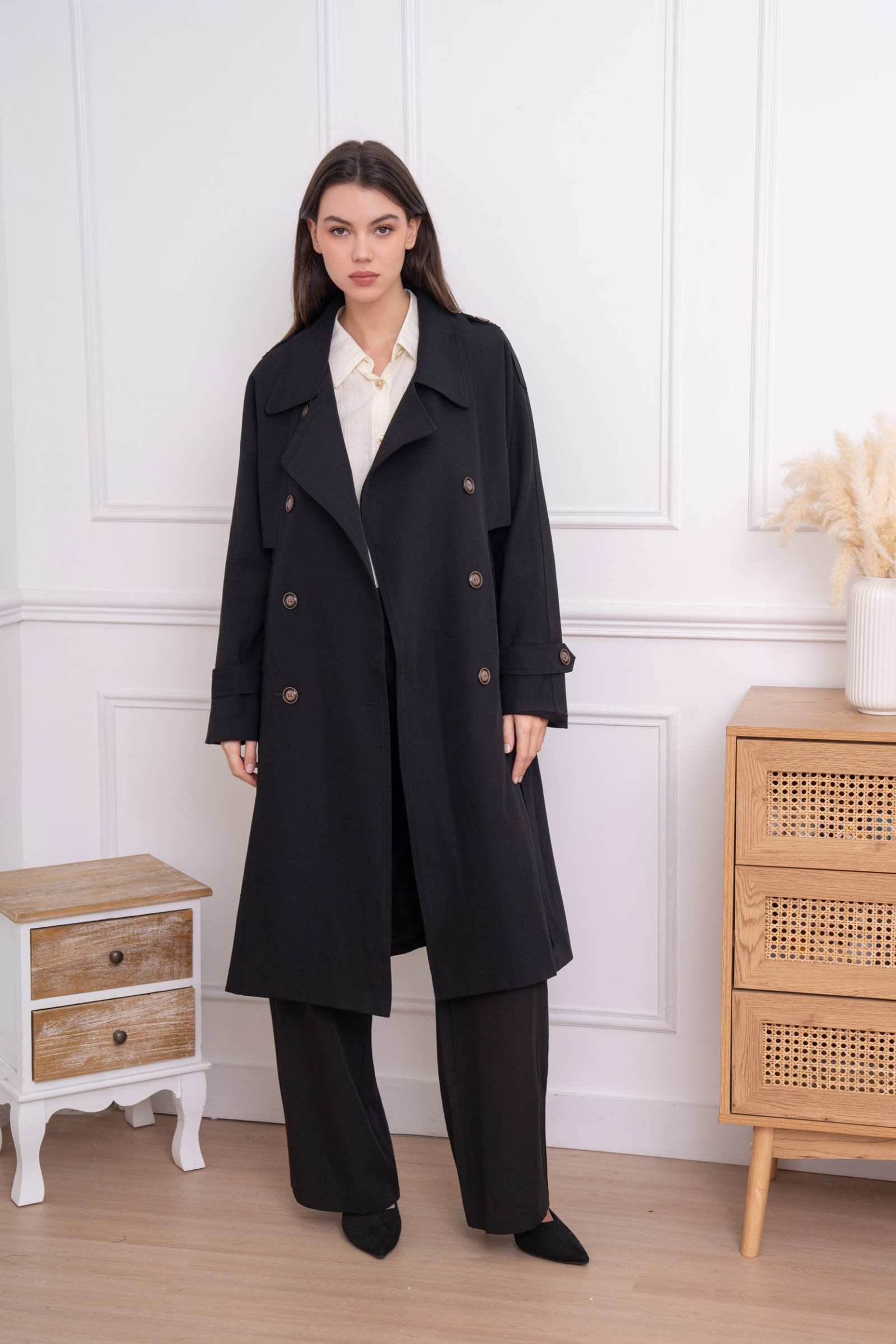 This timeless trench coat features a long, refined cut that highlights the figure while providing optimal comfort. Made from a smooth, durable fabric, it features a double row of buttons, an adjustable belt to emphasize the waist and shoulder tabs for a touch of sophistication. Adjustable cuffs and a storm flap at the back reinforce its iconic style. A versatile and chic model, ideal to complete all your outfits.