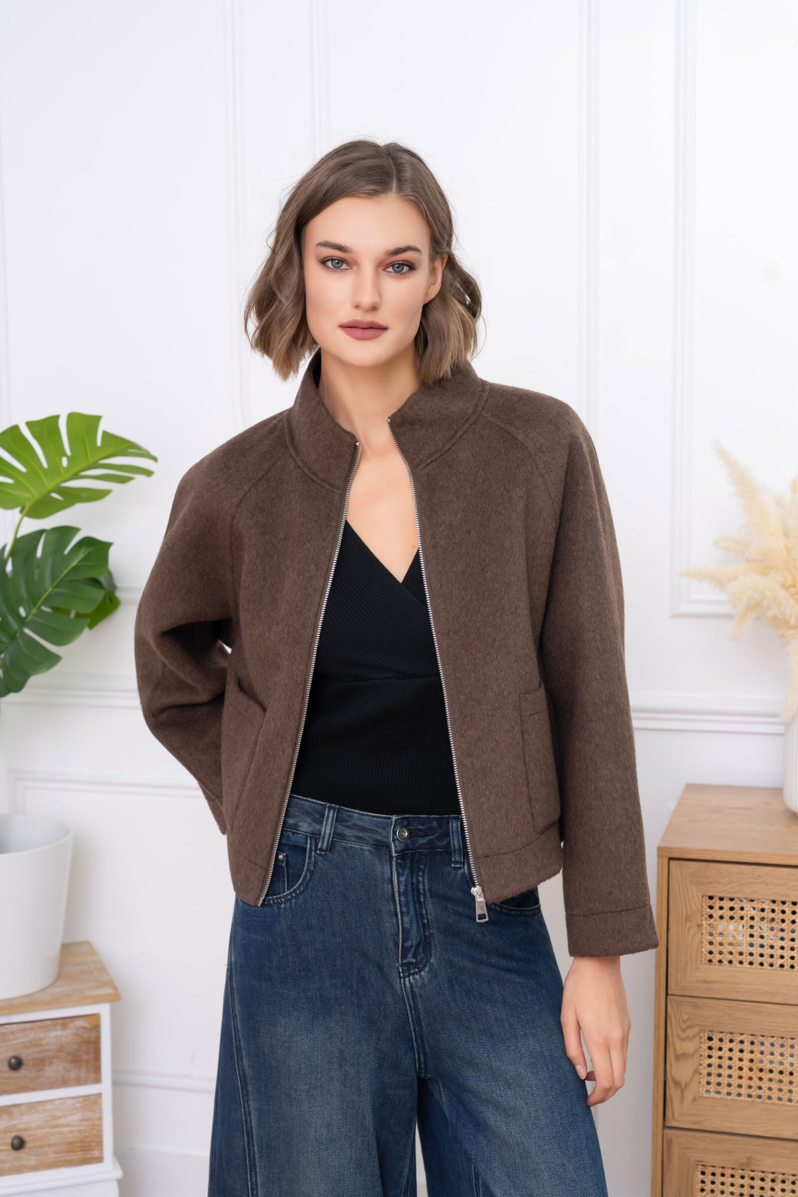Adoptez le chic intemporel avec cette veste camel en laine mélangée (70% laine, 30% polyester). Son col montant et sa coupe moderne offrent chaleur, confort et élégance au quotidien.
