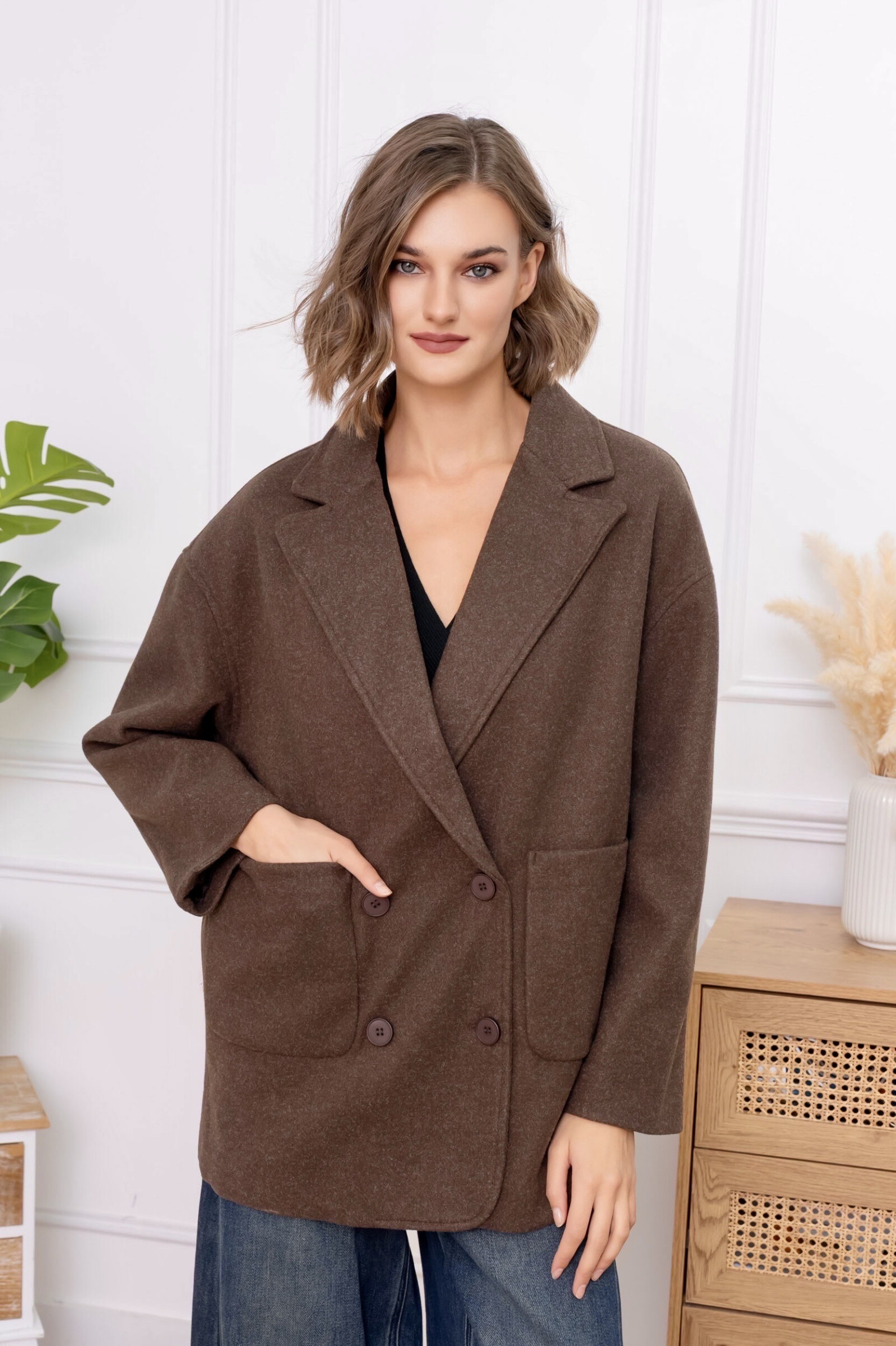 Un blazer ample en laine marron, à double boutonnage et grandes poches plaquées. Son style minimaliste et moderne apporte une allure chic-décontractée, idéal pour sophistiquer vos tenues quotidiennes. ?