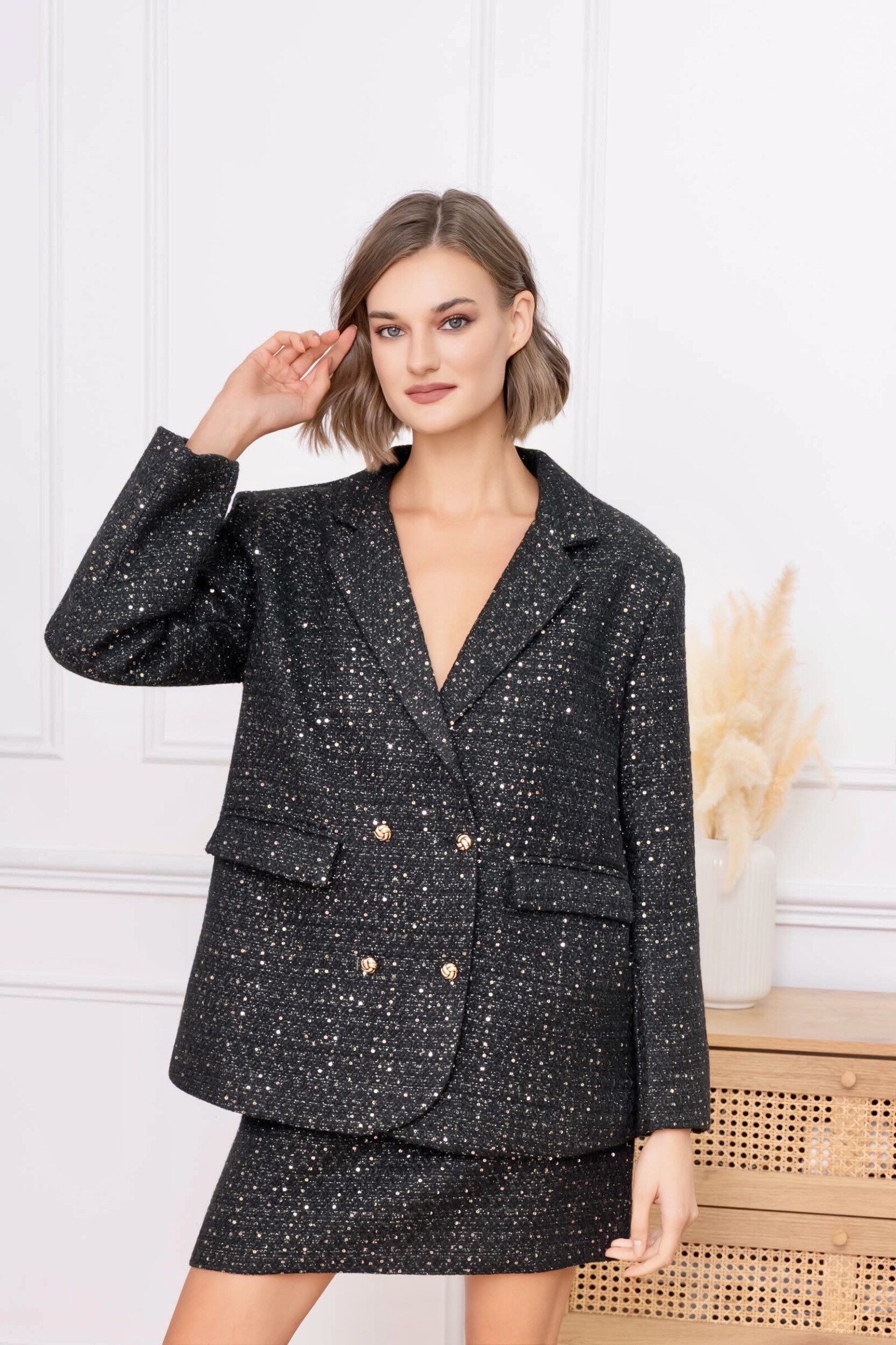 Un blazer oversize en tweed noir parsemé de fils brillants, rehaussé de boutons dorés élégants. Idéal pour un look chic et audacieux, il sublime vos soirées comme vos tenues de ville sophistiquées. ✨
