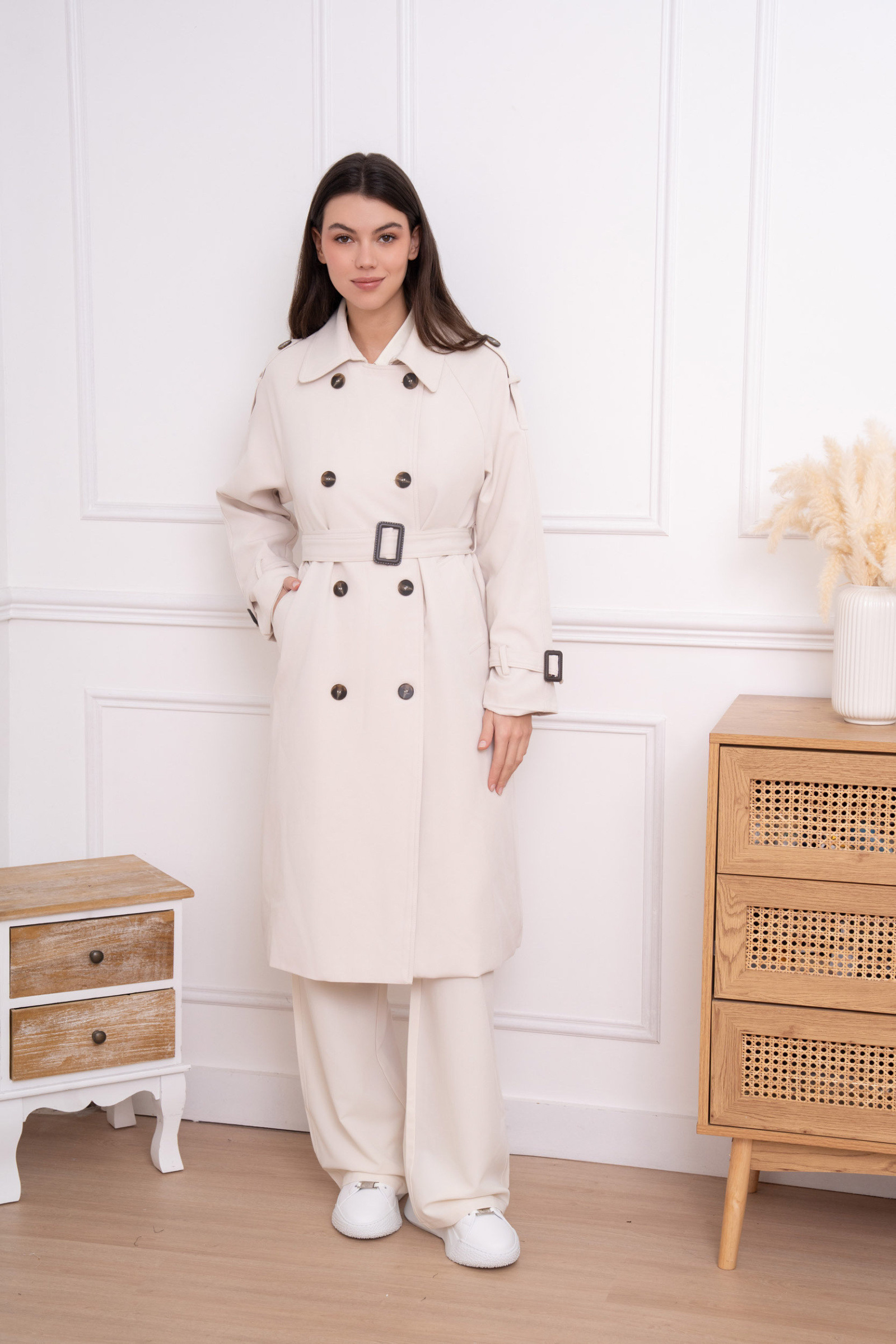This timeless trench coat features a long, refined cut that highlights the figure while providing optimal comfort. Made from a smooth, durable fabric, it features a double row of buttons, an adjustable belt to emphasize the waist and shoulder tabs for a touch of sophistication. Adjustable cuffs and a storm flap at the back reinforce its iconic style. A versatile and chic model, ideal to complete all your outfits.