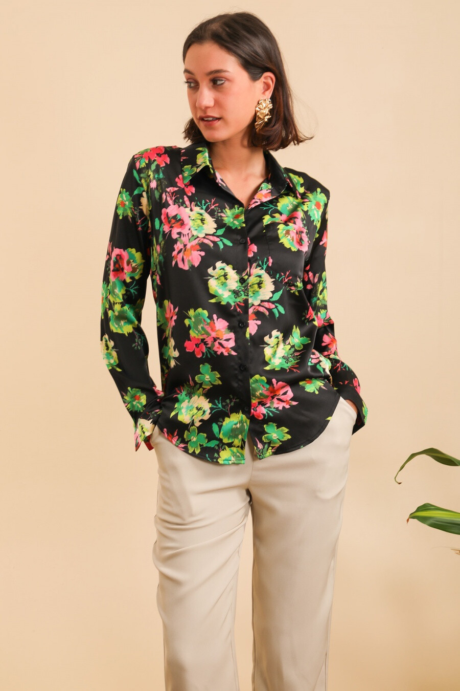 Floral women's shirt, light in polyamide and viscose, ideal for spring/summer. Perfect for adding a touch of freshness. Made in China.