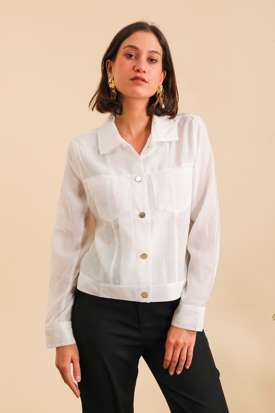 Elegant shirt in polyamide and viscose, ideal for spring/summer, made in China. Perfect for a feminine look.